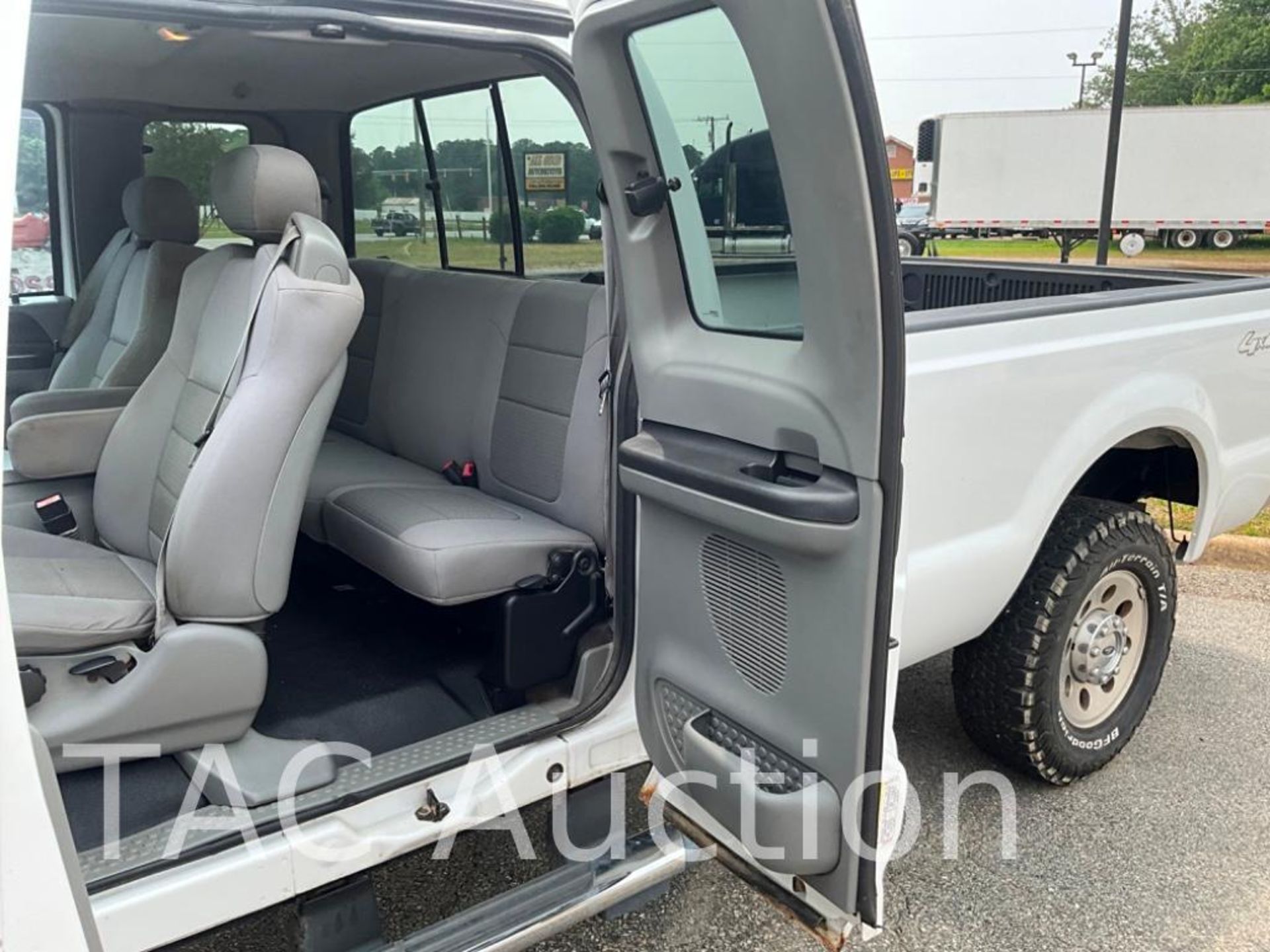 2005 Ford F-250 Super Duty 4x4 Extended Cab Pickup Truck - Image 18 of 42