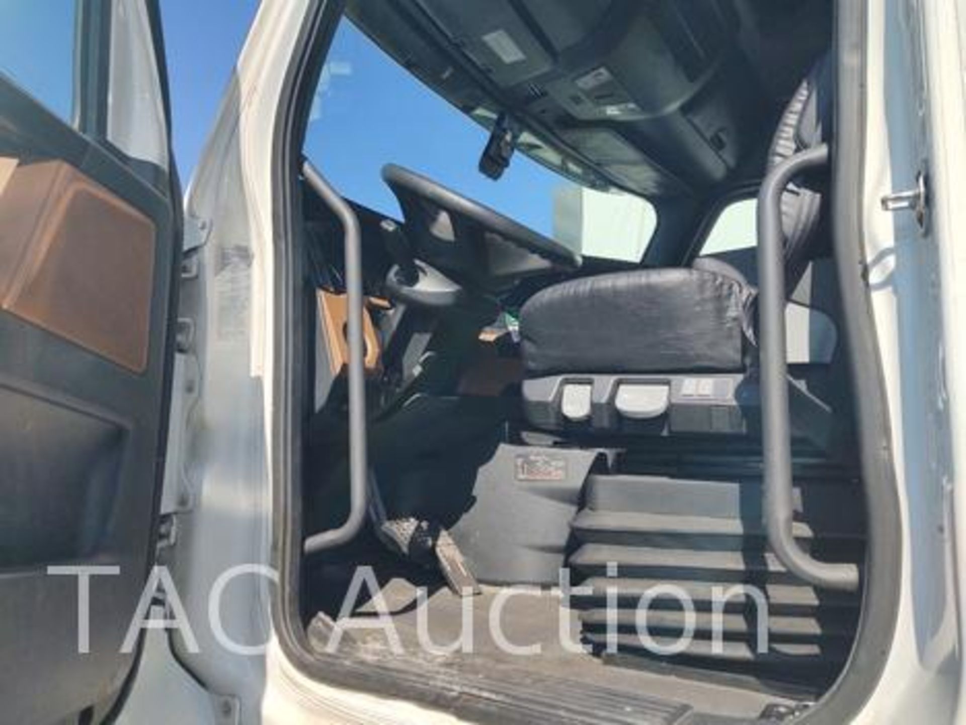 2020 Freightliner Cascadia 126 Expediter Truck - Image 26 of 98