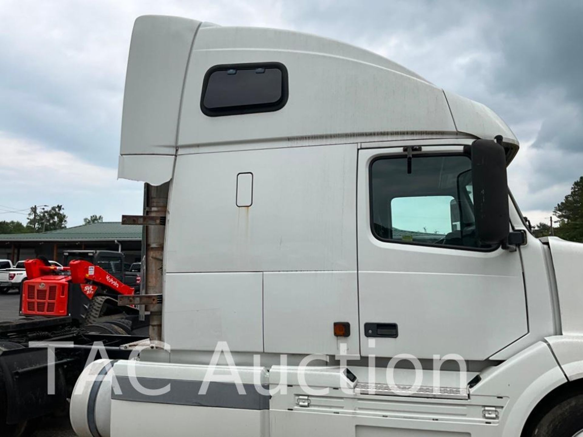 2005 Volvo VNL Sleeper Truck - Image 60 of 63