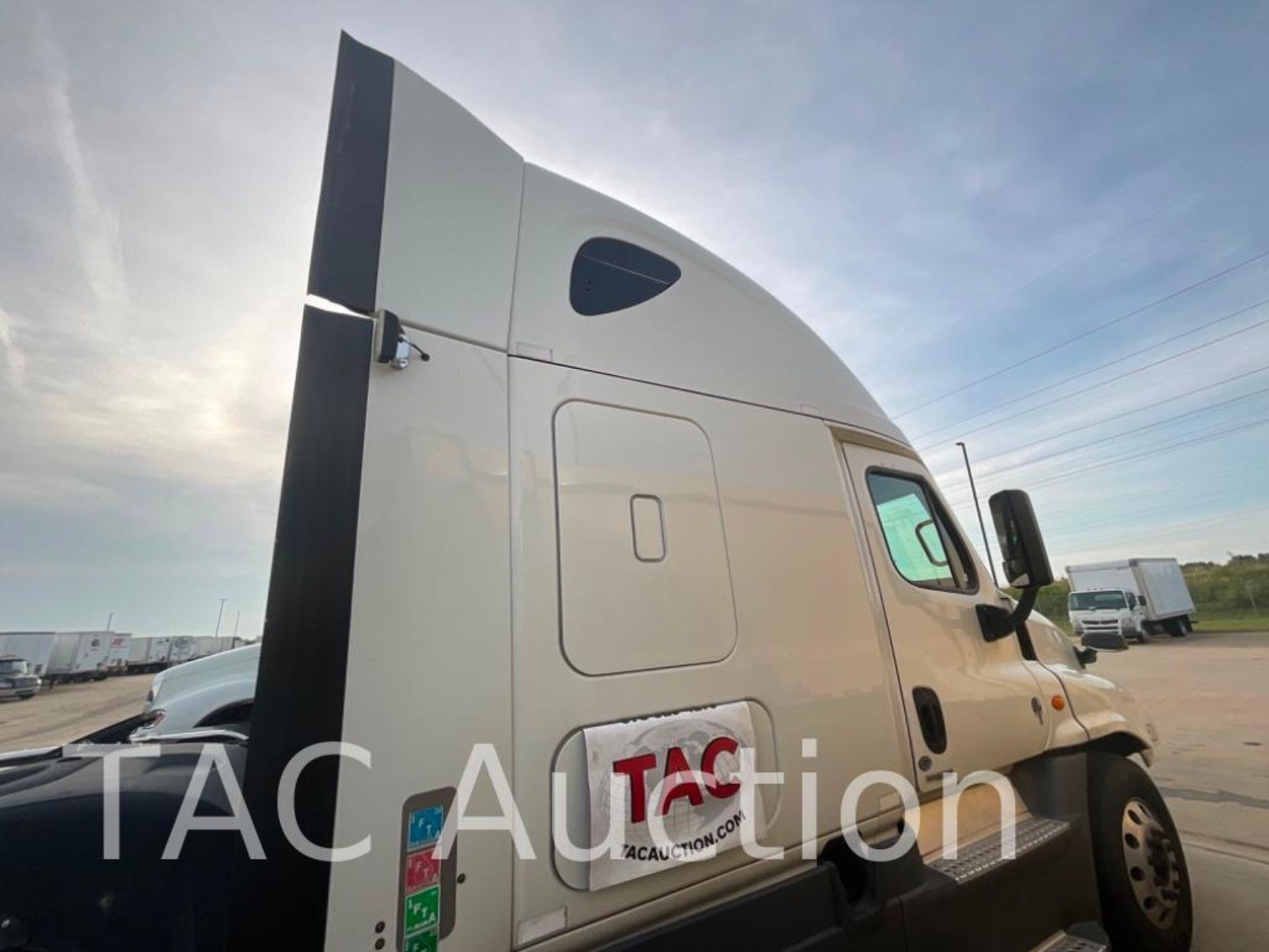 2016 Freightliner Cascadia Sleeper Truck - Image 9 of 78