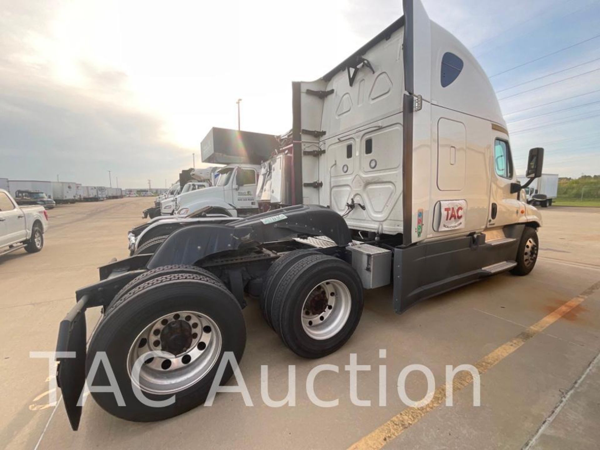 2016 Freightliner Cascadia Sleeper Truck - Image 8 of 78