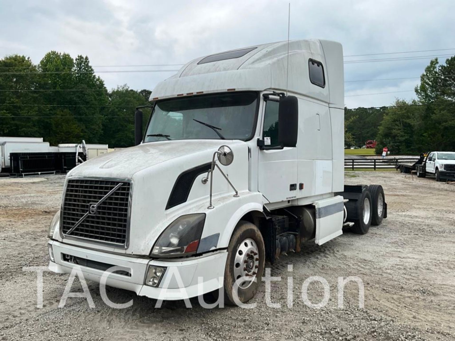 2005 Volvo VNL Sleeper Truck