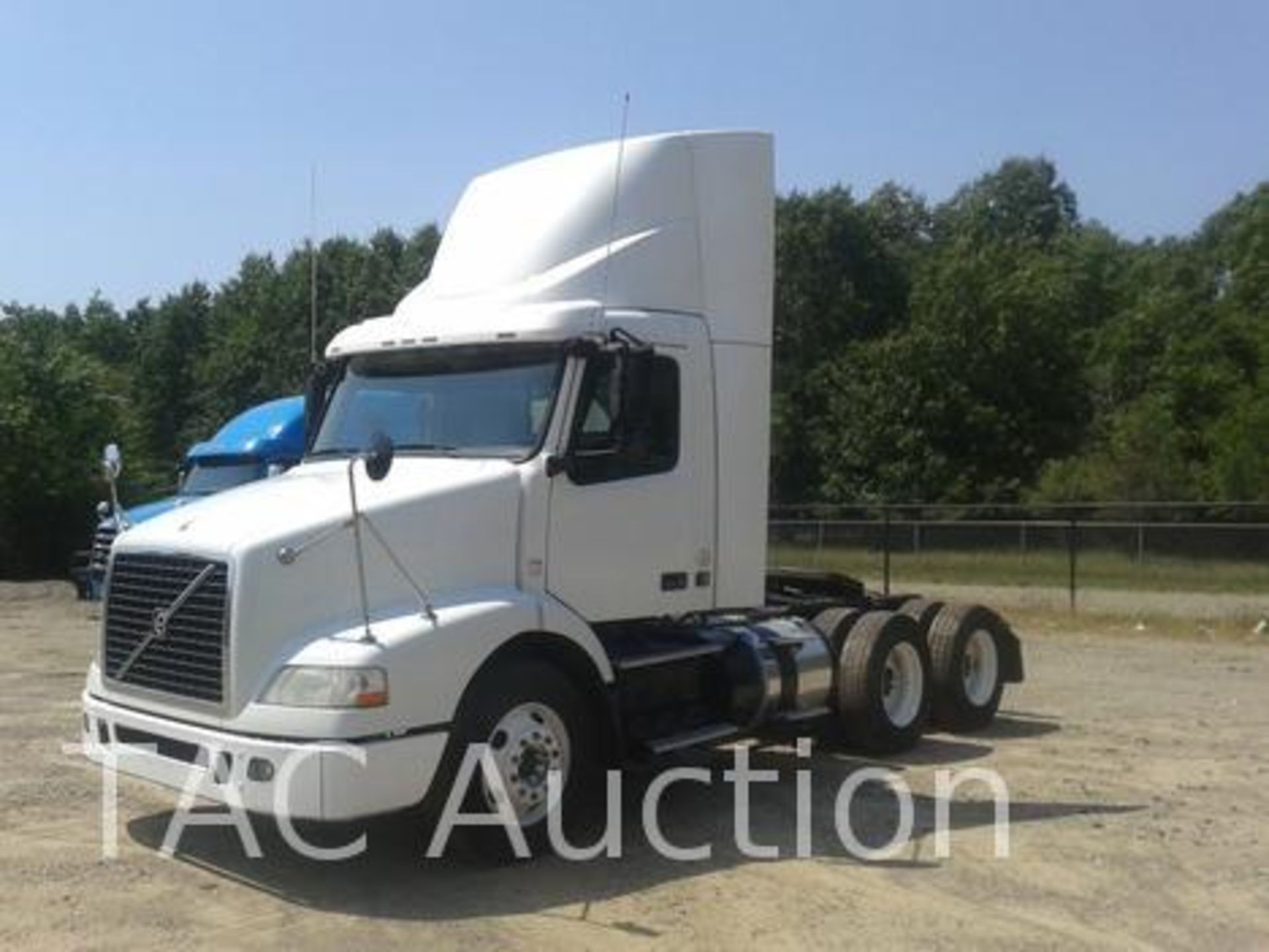 2014 Volvo VNM Day Cab