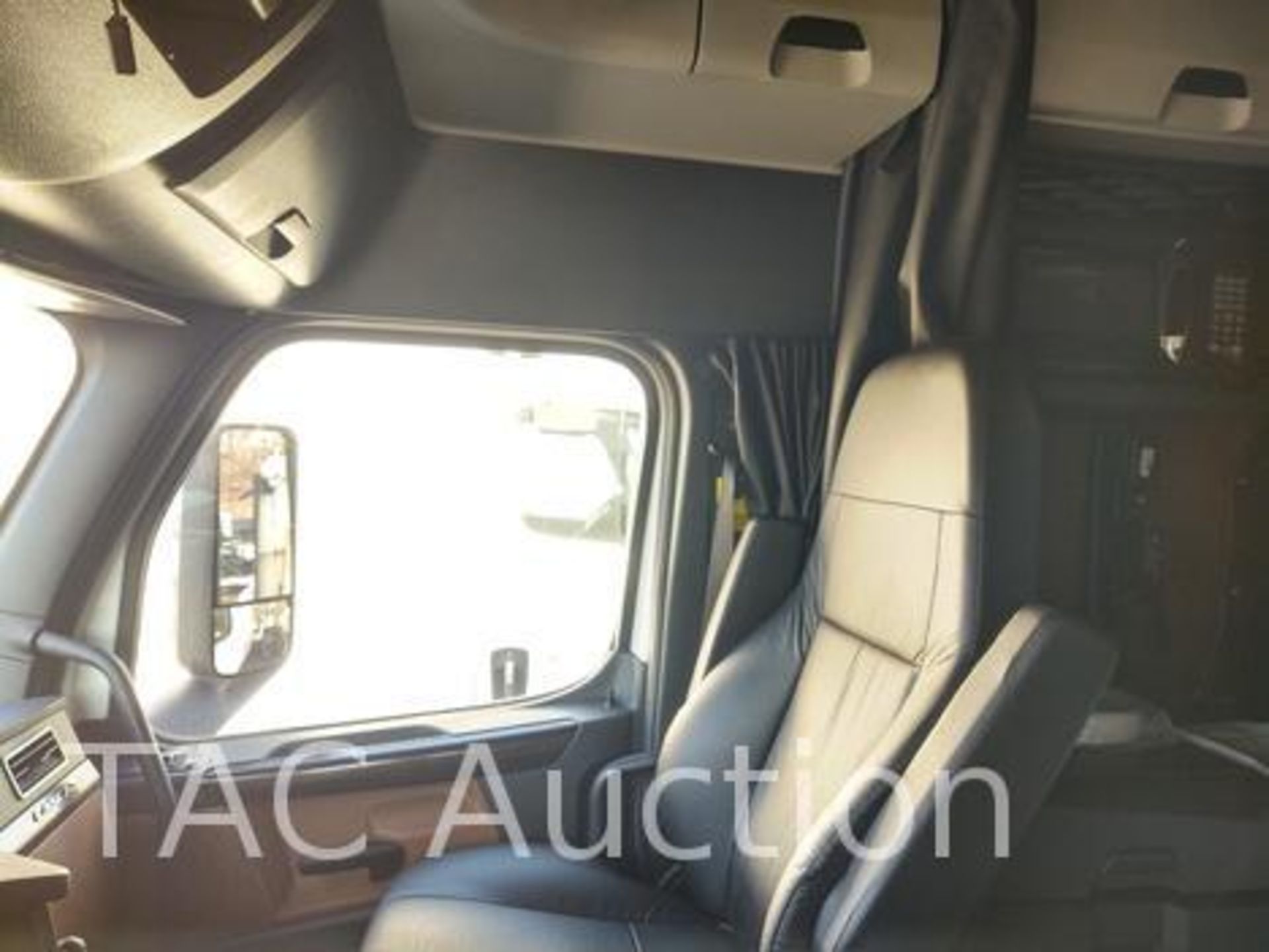 2020 Freightliner Cascadia 126 Expediter Truck - Image 35 of 98