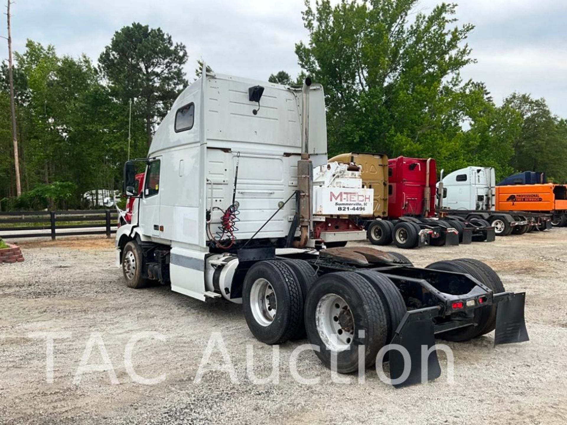 2005 Volvo VNL Sleeper Truck - Image 3 of 63