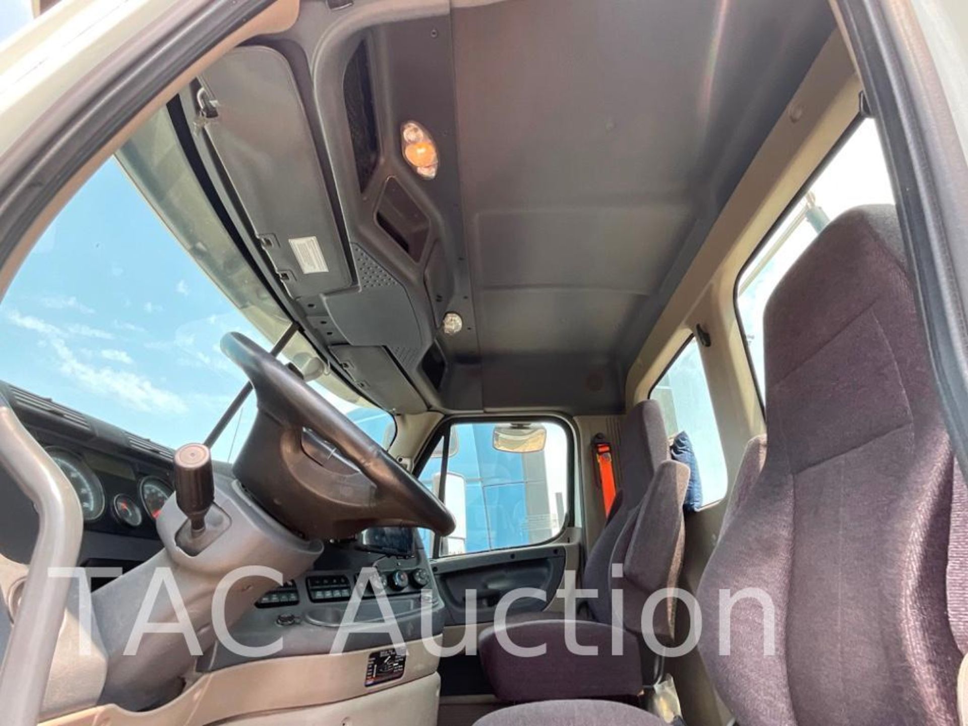 2020 Freightliner Cascadia Day Cab - Image 12 of 50