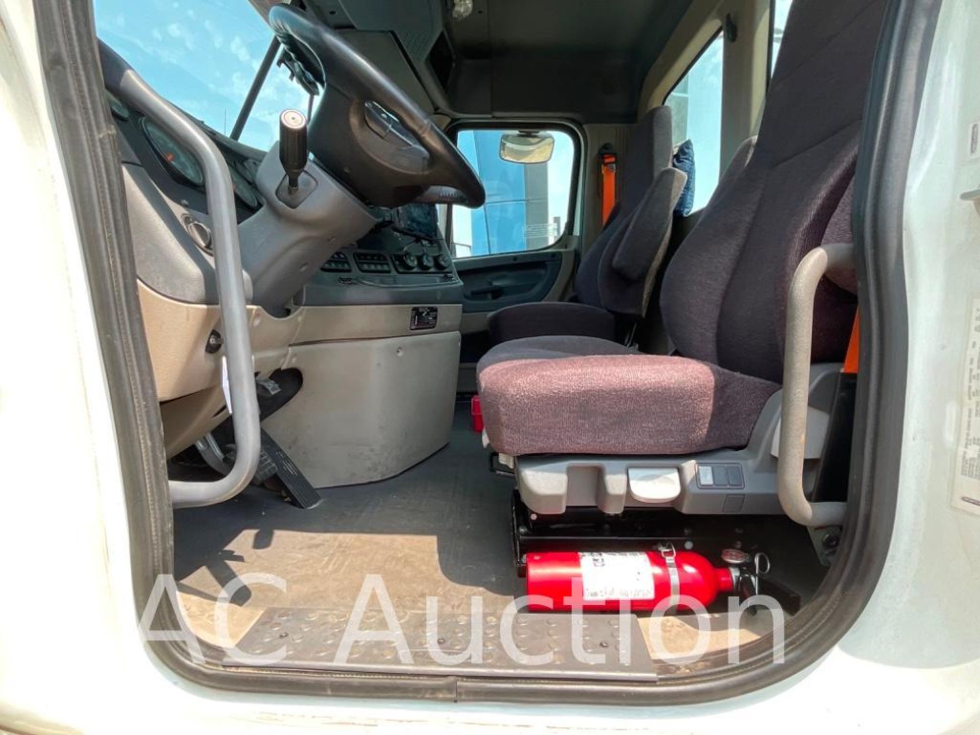 2020 Freightliner Cascadia Day Cab - Image 11 of 50