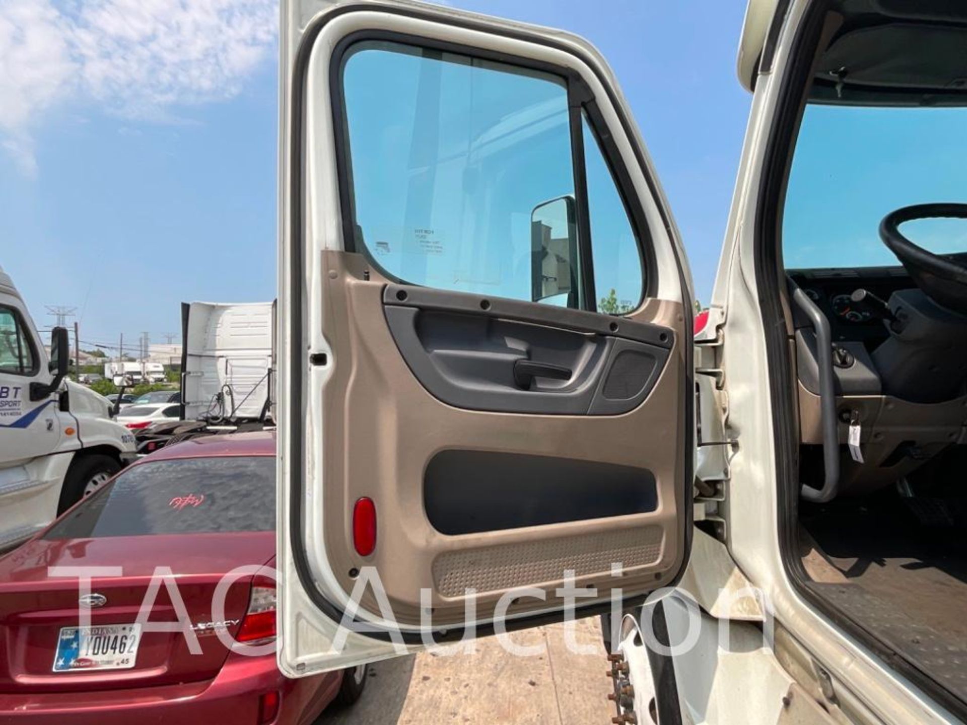 2020 Freightliner Cascadia Day Cab - Image 10 of 50