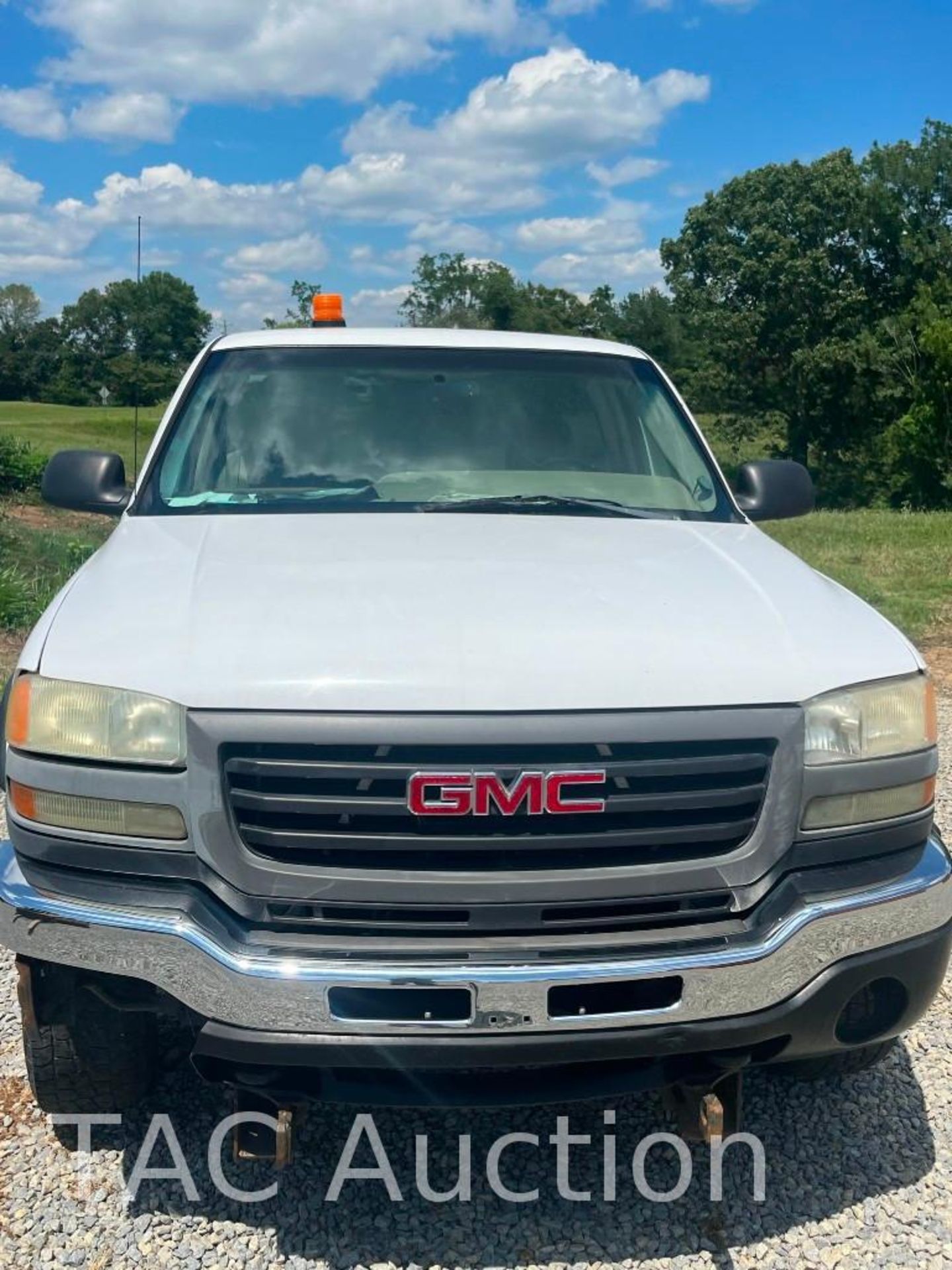 2005 GMC Sierra 2500 4x4 Pickup Truck W/ Snow Plow and Salt Spreader - Image 5 of 20