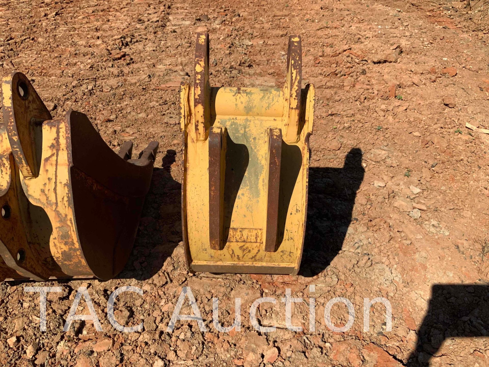 Case 18in Backhoe Tooth Bucket - Image 3 of 3