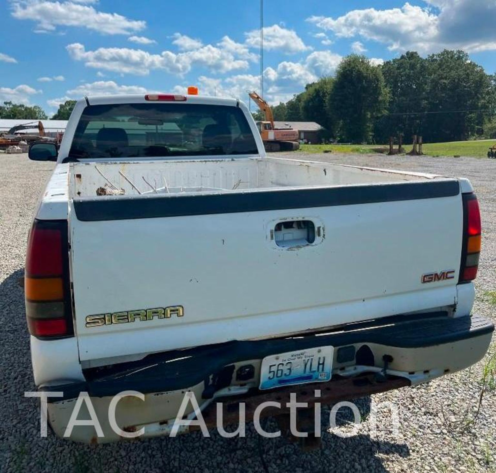 2005 GMC Sierra 2500 4x4 Pickup Truck W/ Snow Plow and Salt Spreader - Image 4 of 20