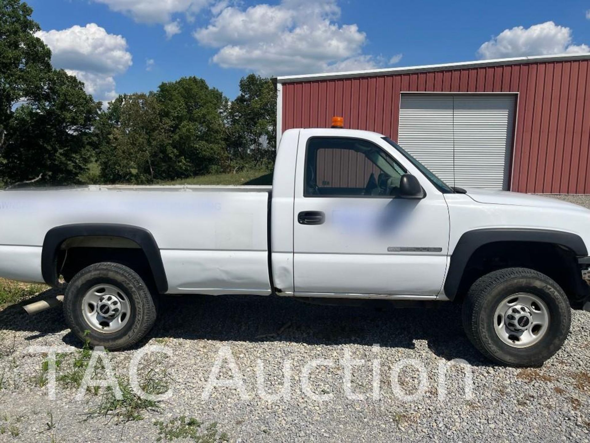 2005 GMC Sierra 2500 4x4 Pickup Truck W/ Snow Plow and Salt Spreader - Image 8 of 20