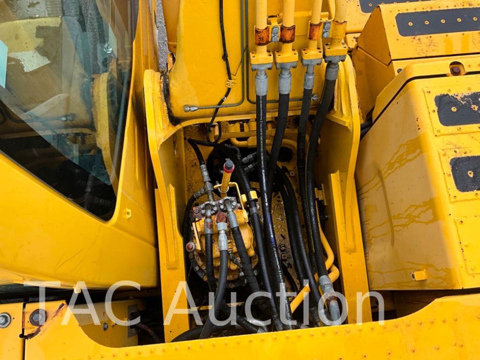 2015 Komatsu PC210LC-11 Crawler Excavator - Image 29 of 52