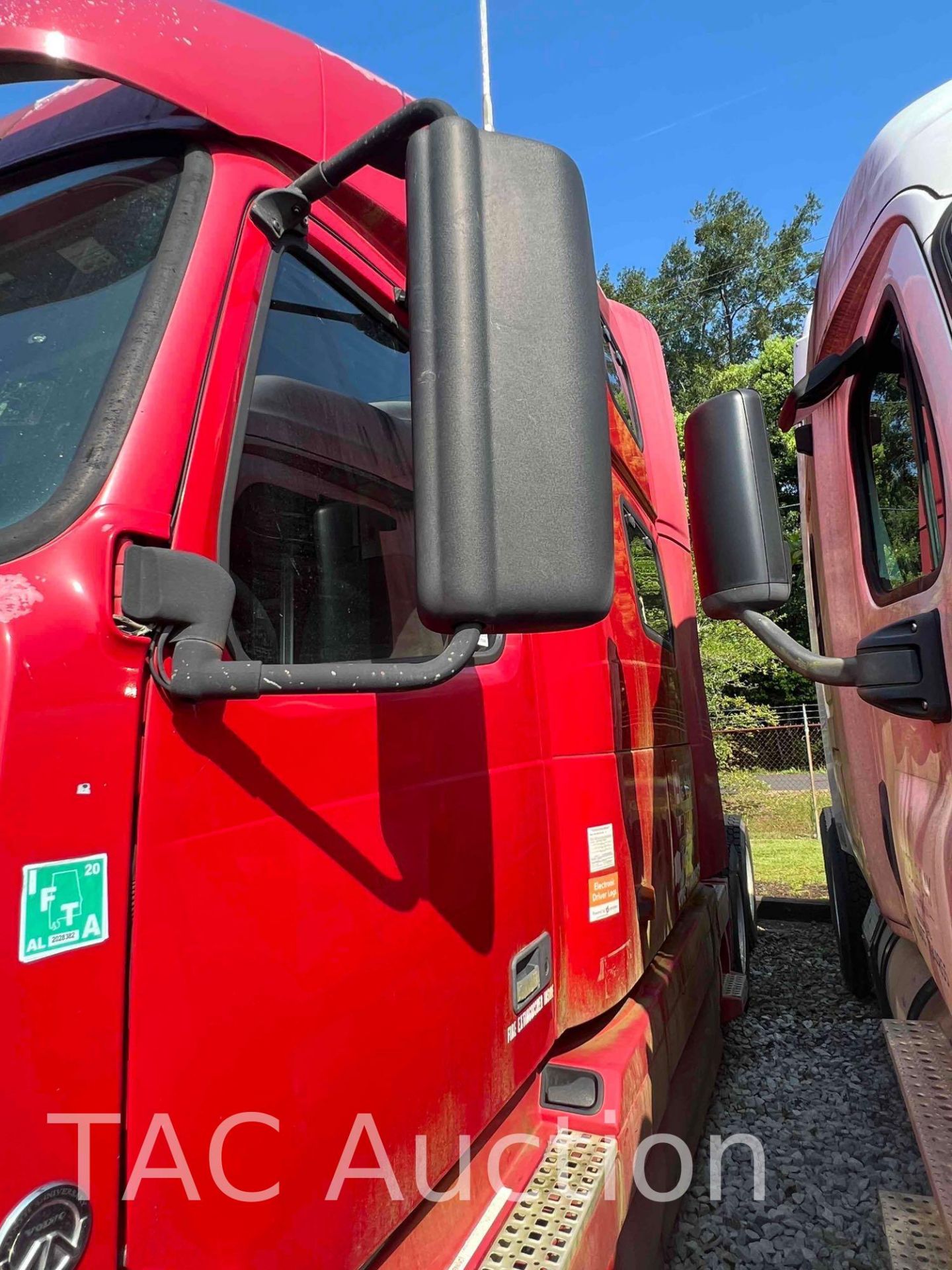 2007 Volvo VNL Sleeper Truck - Image 2 of 49