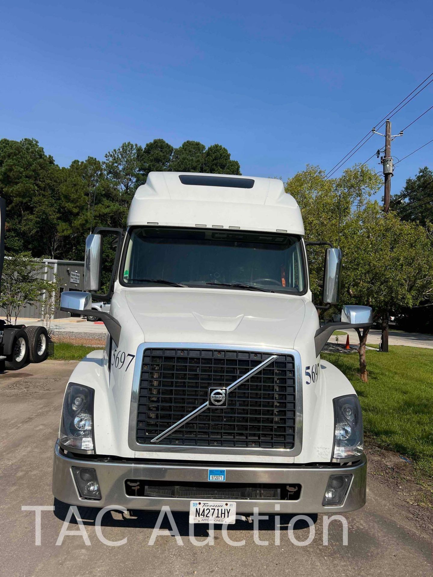 2016 Volvo VNL Sleeper Truck - Image 8 of 49