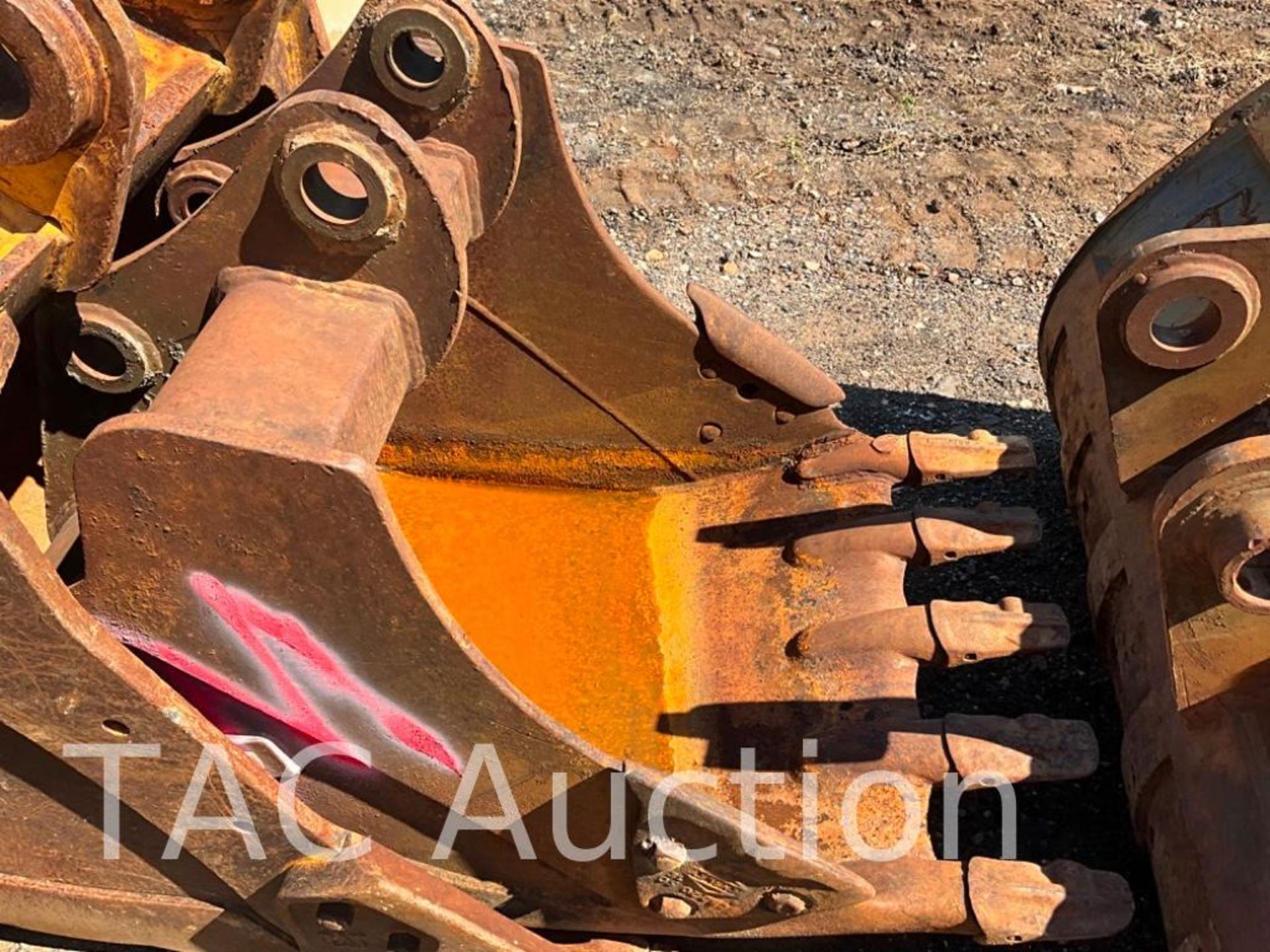 Hensley 37in Excavator Tooth Bucket