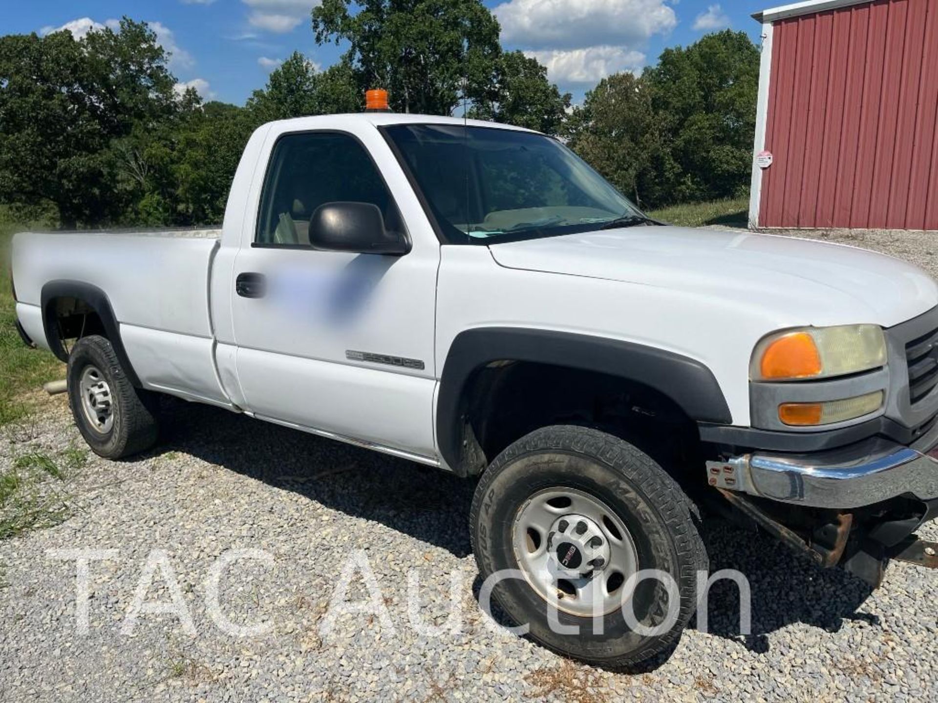 2005 GMC Sierra 2500 4x4 Pickup Truck W/ Snow Plow and Salt Spreader - Image 10 of 20