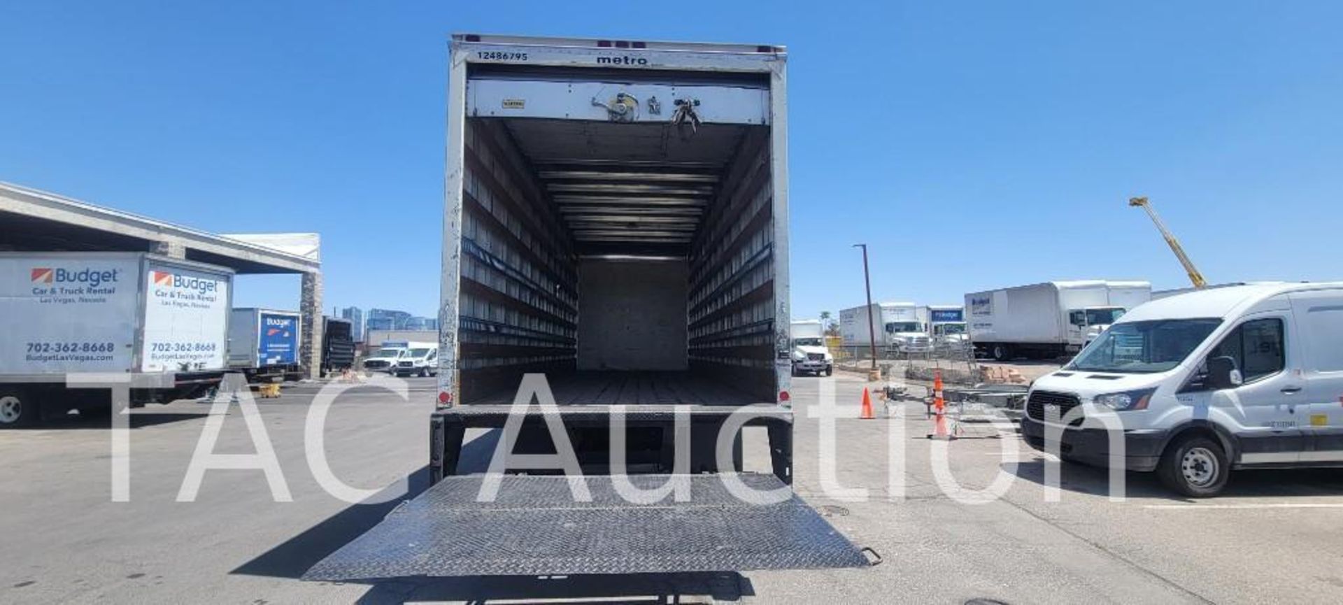 2014 Hino 268 26ft Box Truck - Image 8 of 31