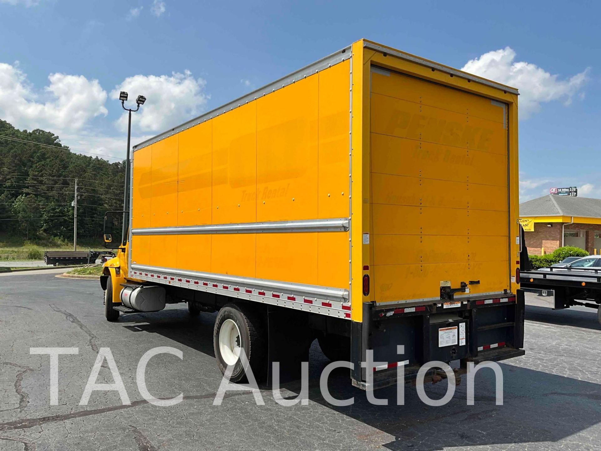 2018 International 4300 SBA 21ft Box Truck - Image 7 of 51