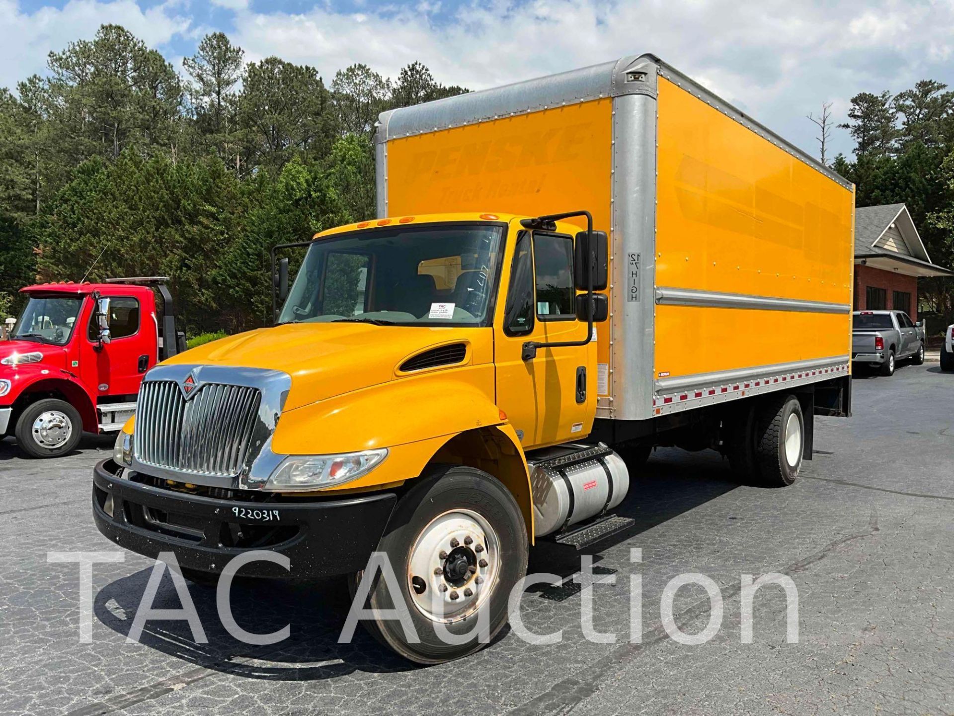 2018 International 4300 SBA 21ft Box Truck
