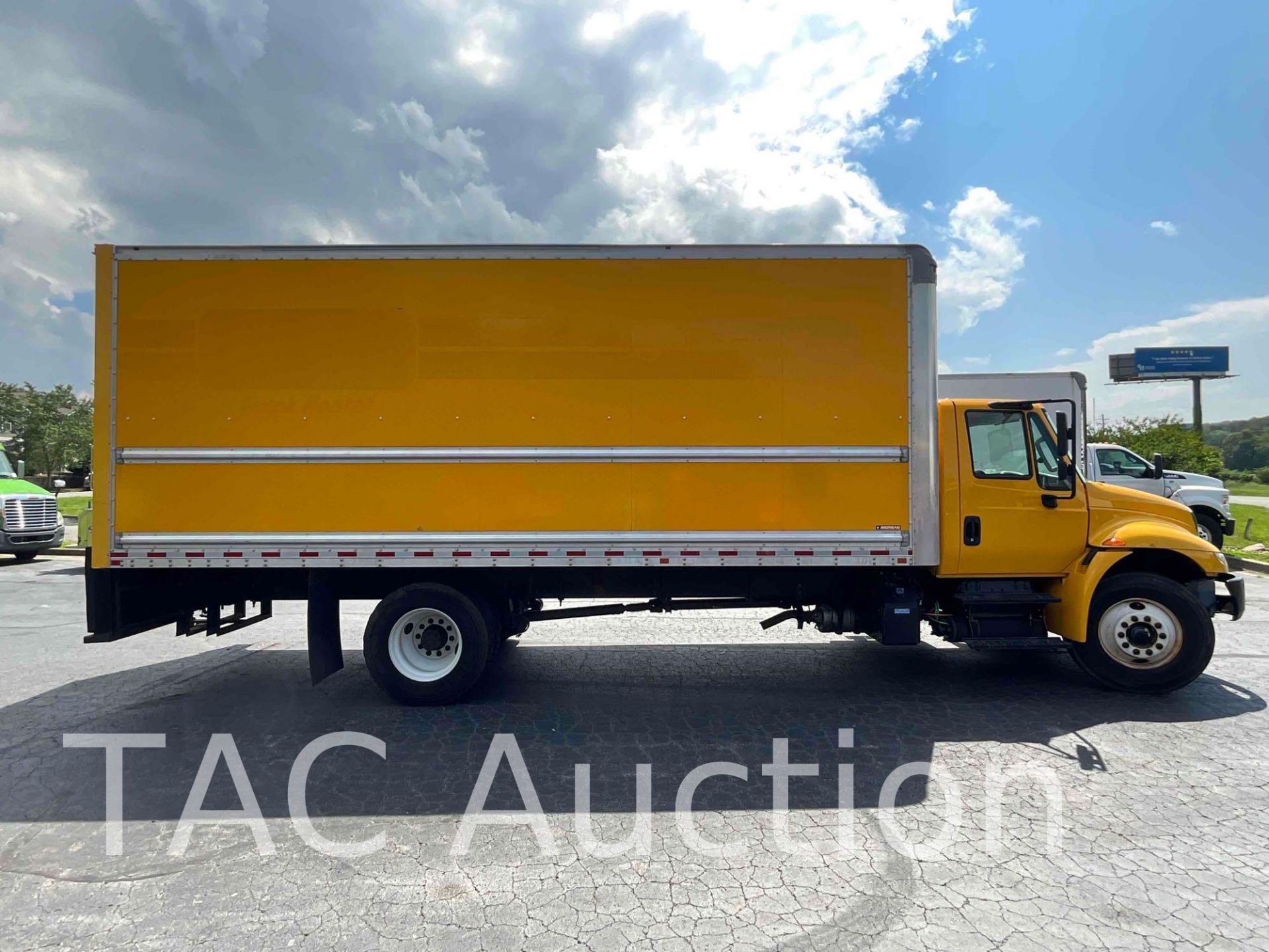 2018 International 4300 SBA 21ft Box Truck - Image 4 of 51