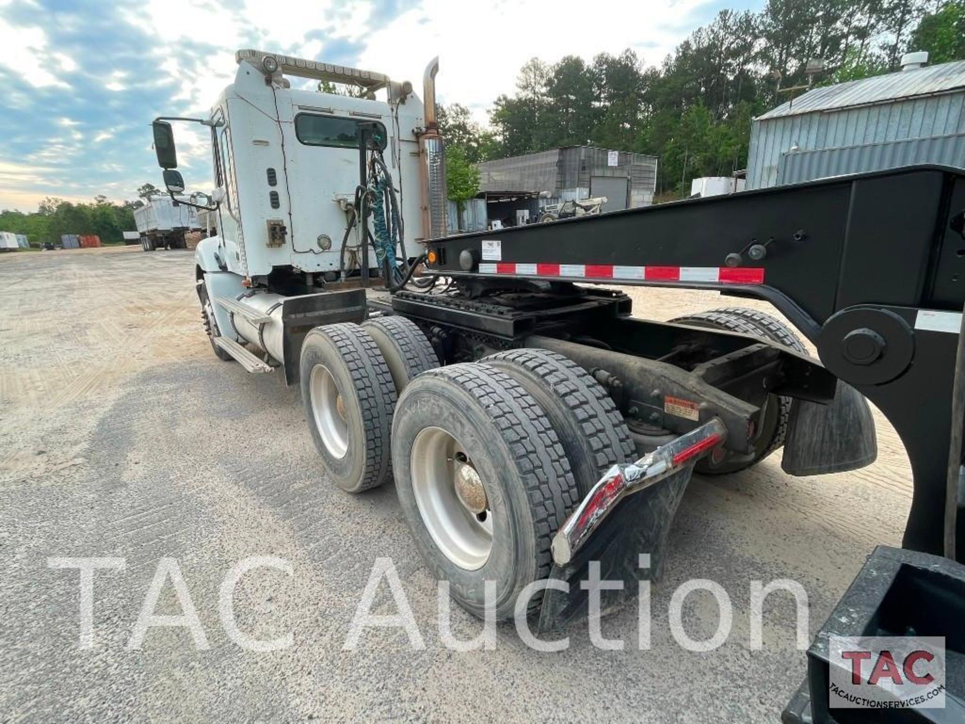 2005 Freightliner Columbia 120 Day Cab - Image 7 of 63