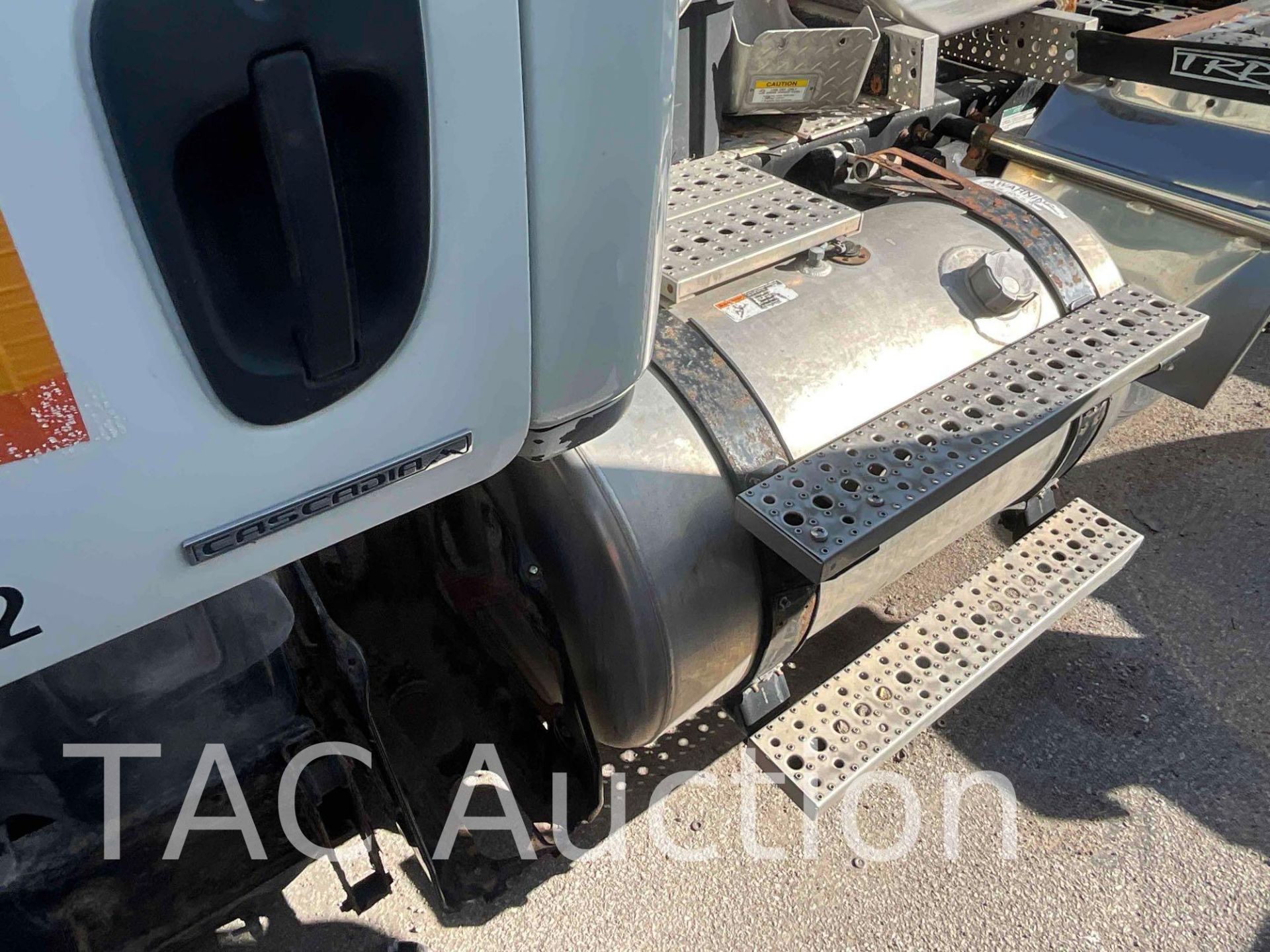 2011 Freightliner Cascadia Day Cab - Image 23 of 98