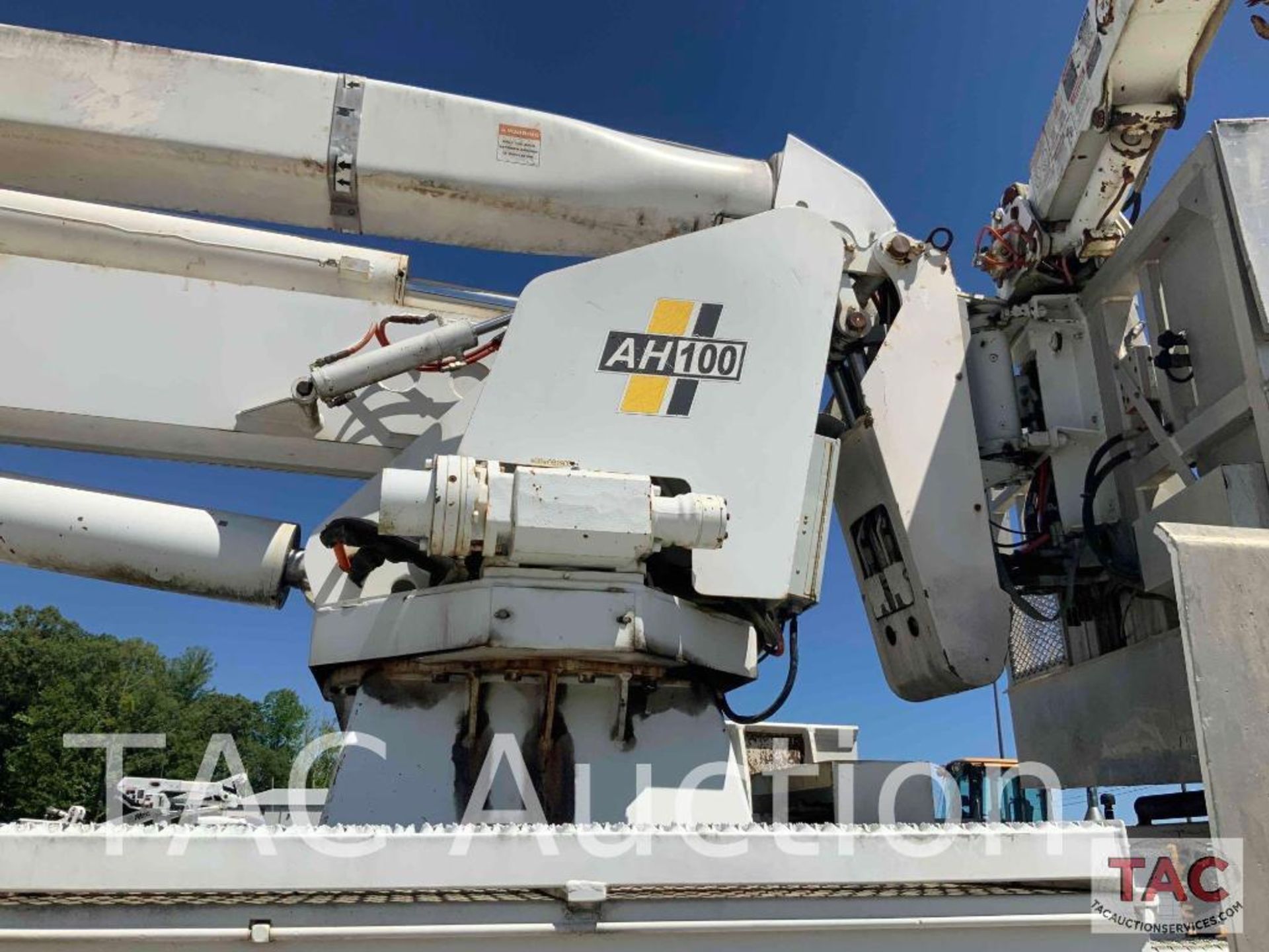 2005 ALTEC AH100 Articulating Non-Overcenter Aerial Bucket Truck Body Only - Image 23 of 69