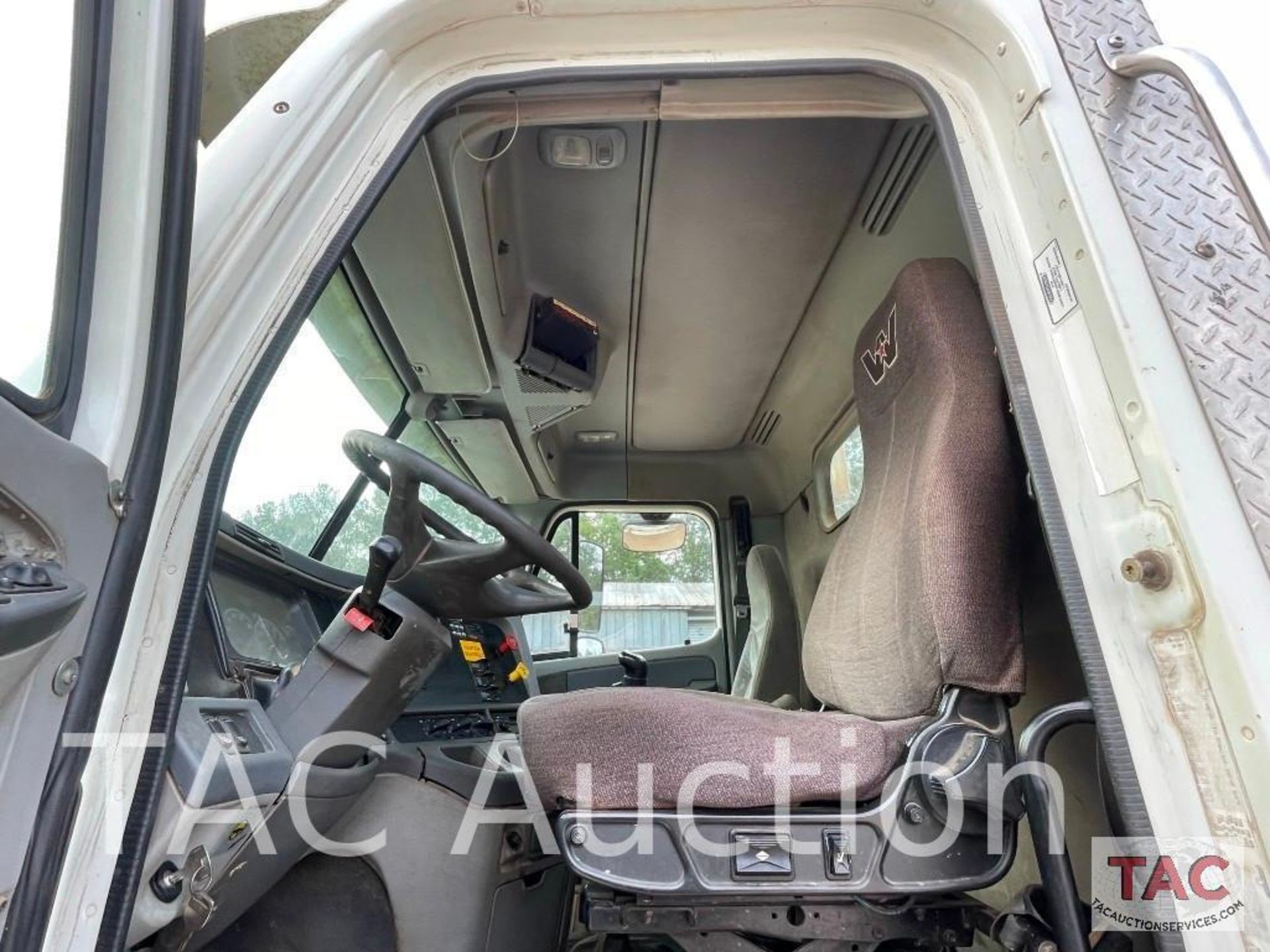 2005 Freightliner Columbia 120 Day Cab - Image 12 of 63