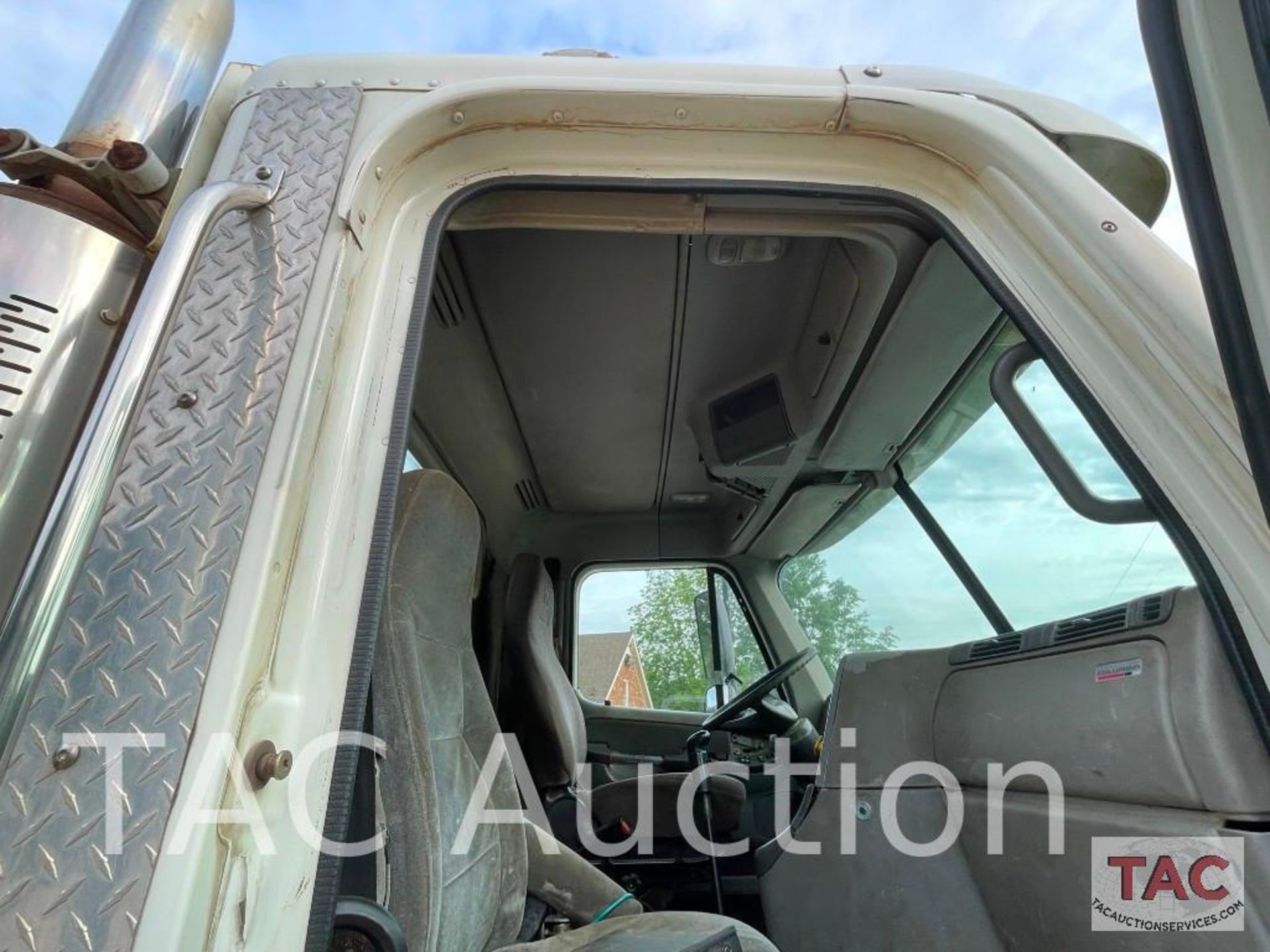 2005 Freightliner Columbia 120 Day Cab - Image 27 of 63