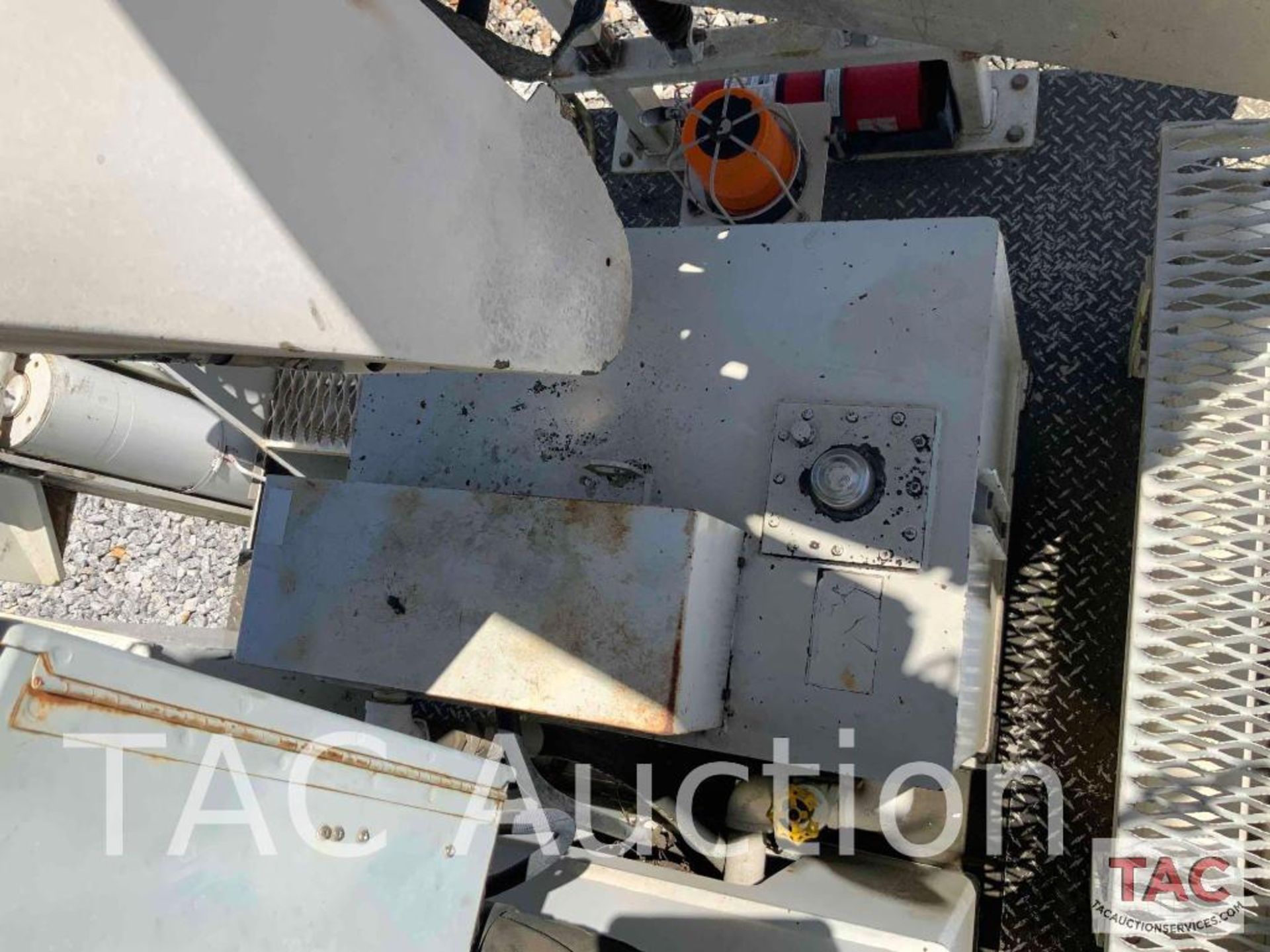 2005 ALTEC AH100 Articulating Non-Overcenter Aerial Bucket Truck Body Only - Image 39 of 69