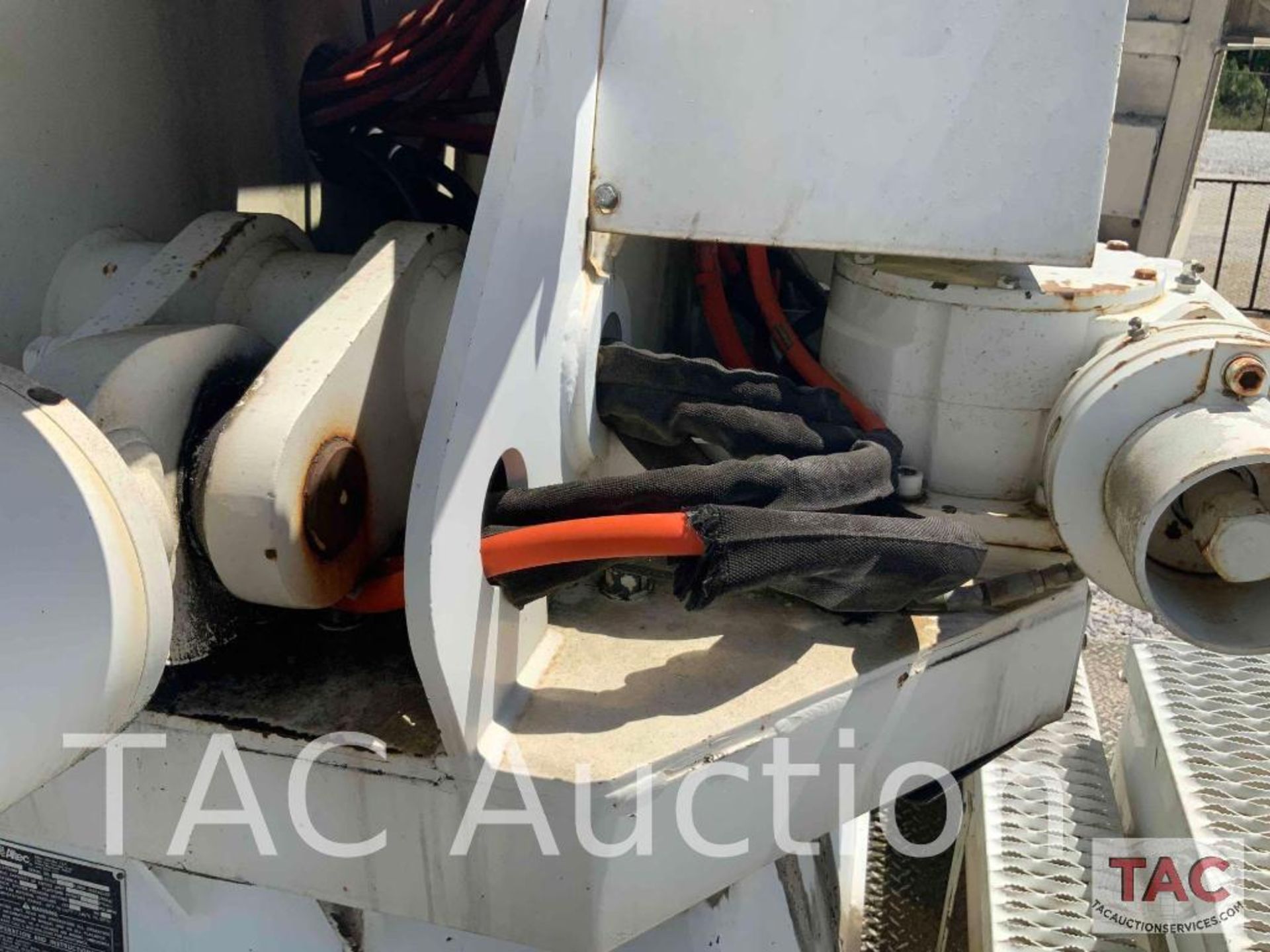 2005 ALTEC AH100 Articulating Non-Overcenter Aerial Bucket Truck Body Only - Image 34 of 69