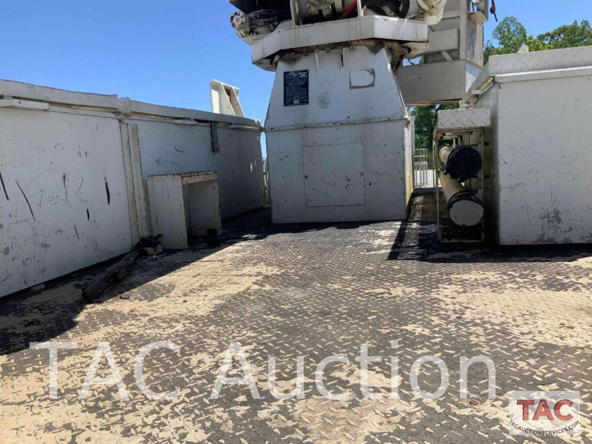 2005 ALTEC AH100 Articulating Non-Overcenter Aerial Bucket Truck Body Only - Image 29 of 69