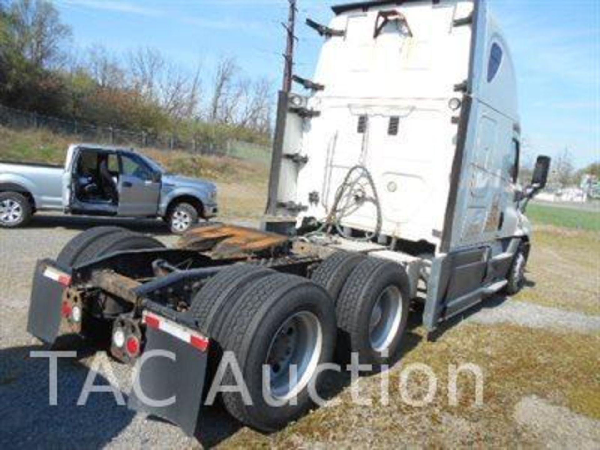 2014 Freightliner Cascadia Sleeper Truck - Image 7 of 126