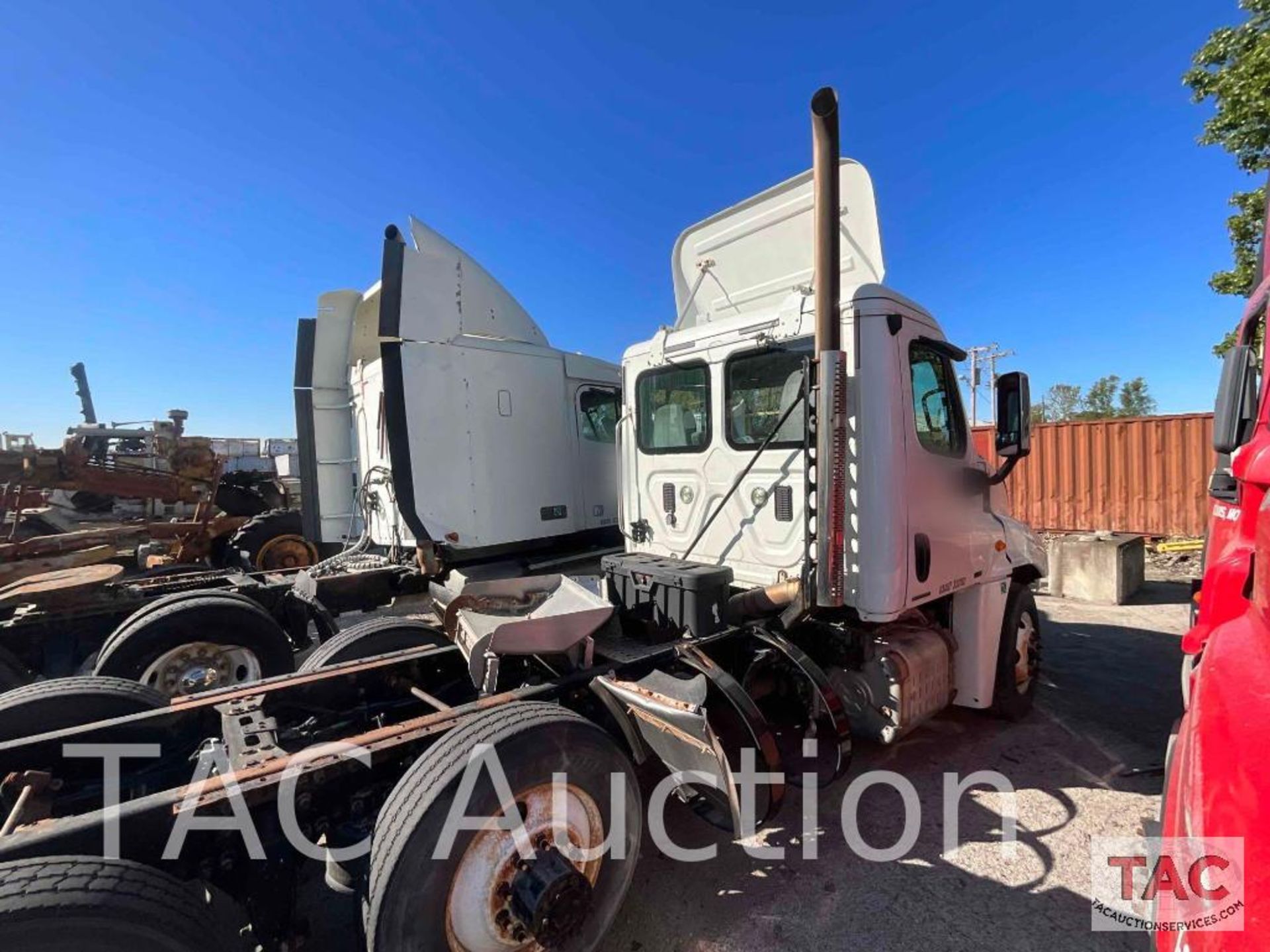 2011 Freightliner Cascadia Day Cab - Image 4 of 98