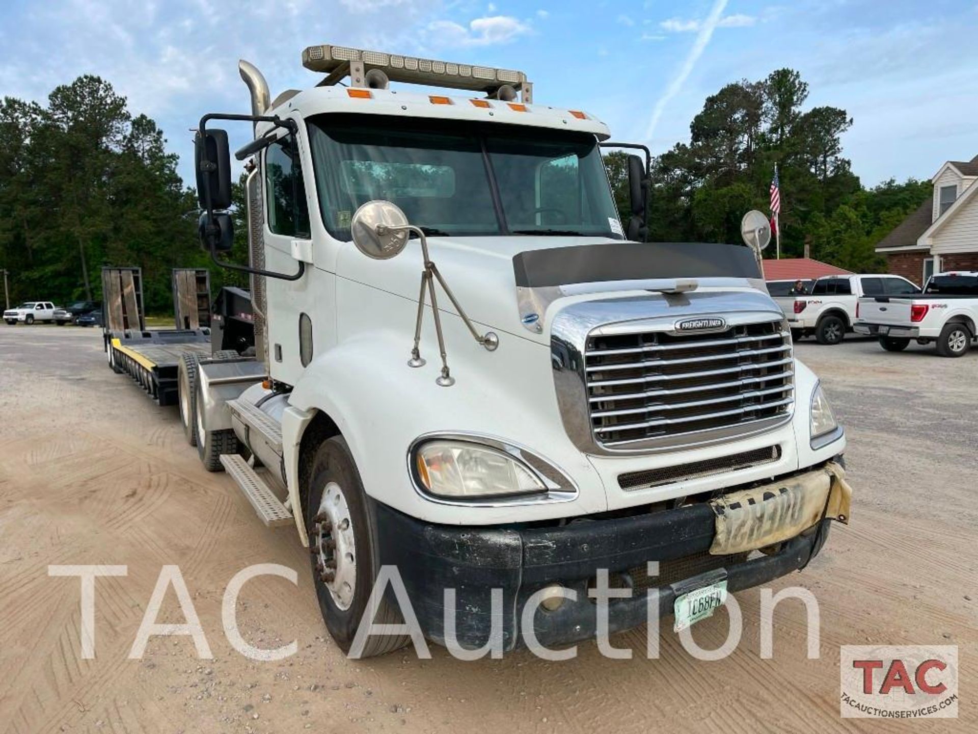 2005 Freightliner Columbia 120 Day Cab - Image 4 of 63