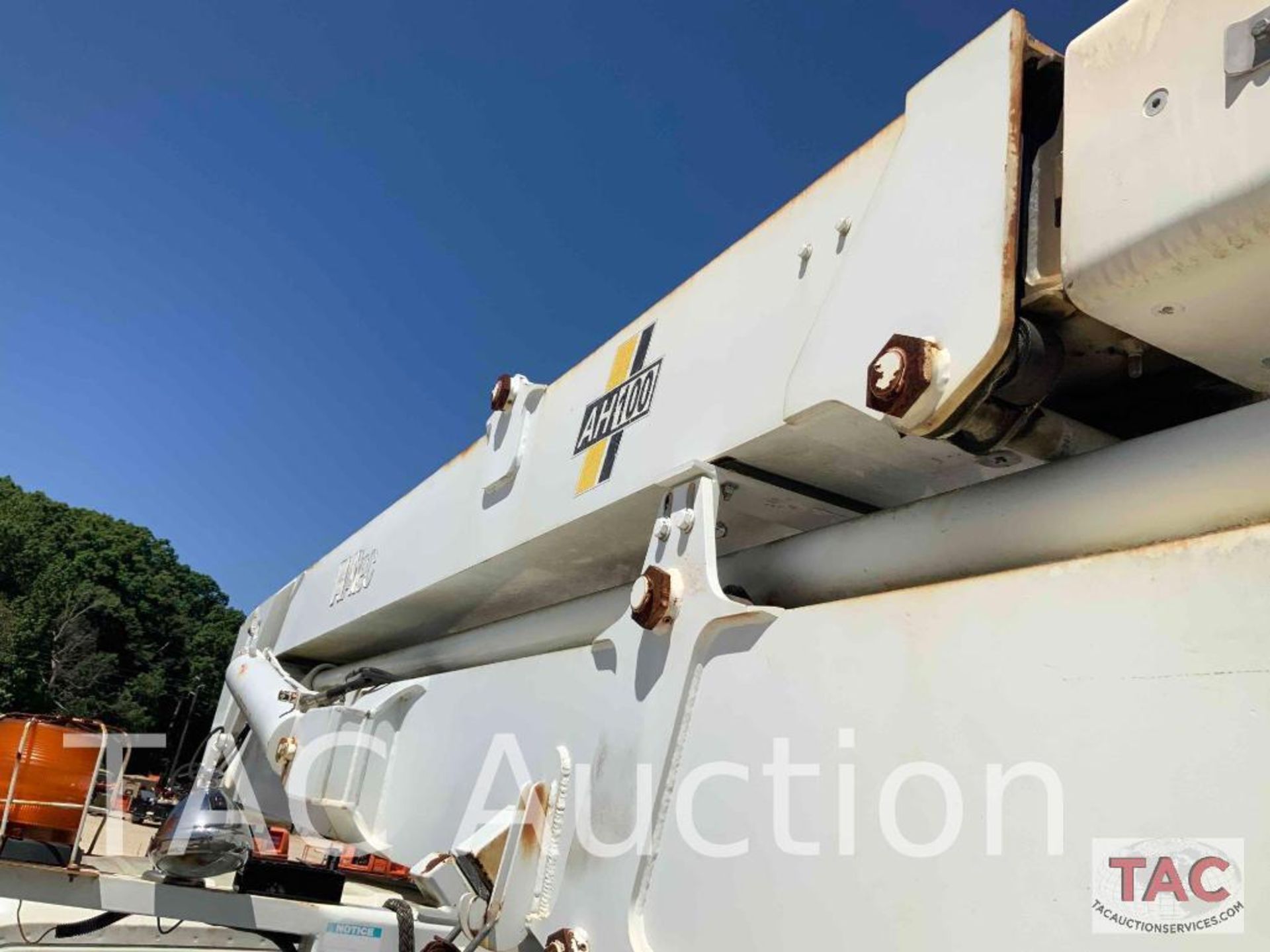 2005 ALTEC AH100 Articulating Non-Overcenter Aerial Bucket Truck Body Only - Image 32 of 69