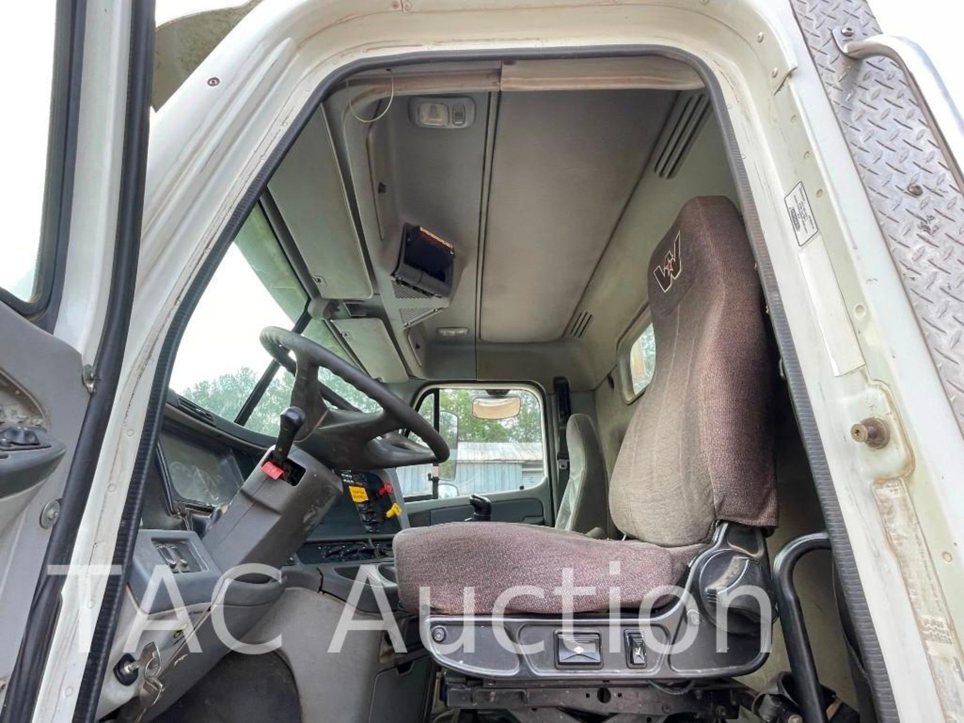 2005 Freightliner Columbia 120 Day Cab - Image 11 of 63