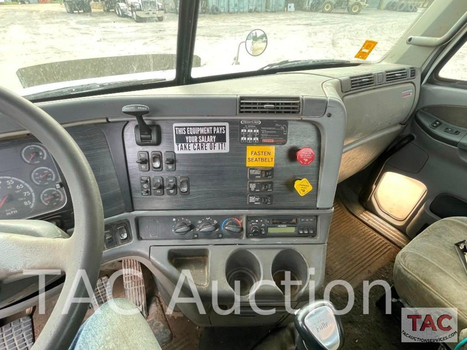 2005 Freightliner Columbia 120 Day Cab - Image 16 of 63