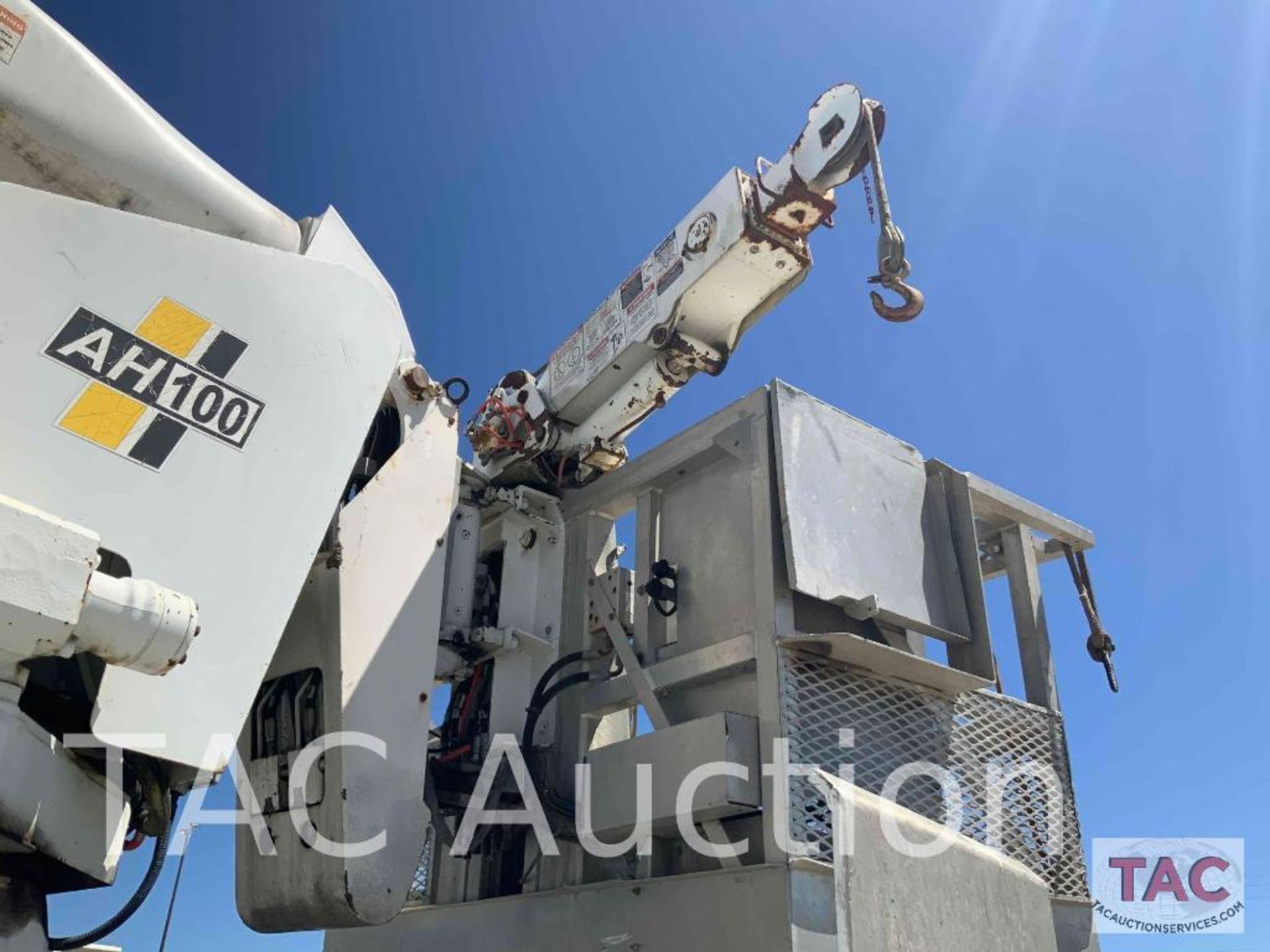 2005 ALTEC AH100 Articulating Non-Overcenter Aerial Bucket Truck Body Only - Image 24 of 69