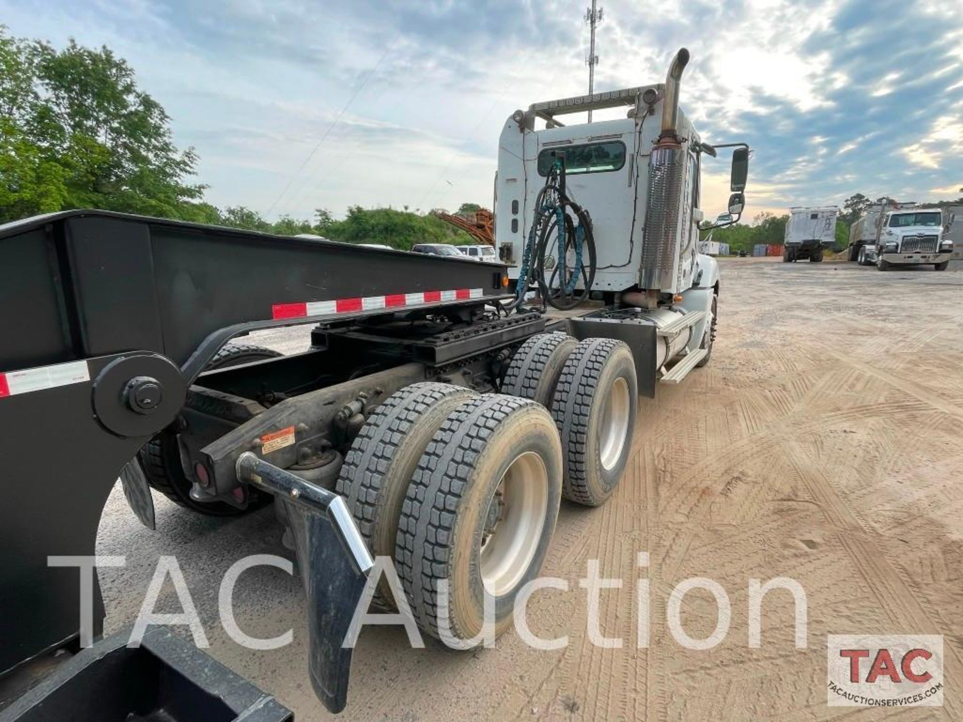 2005 Freightliner Columbia 120 Day Cab - Image 6 of 63