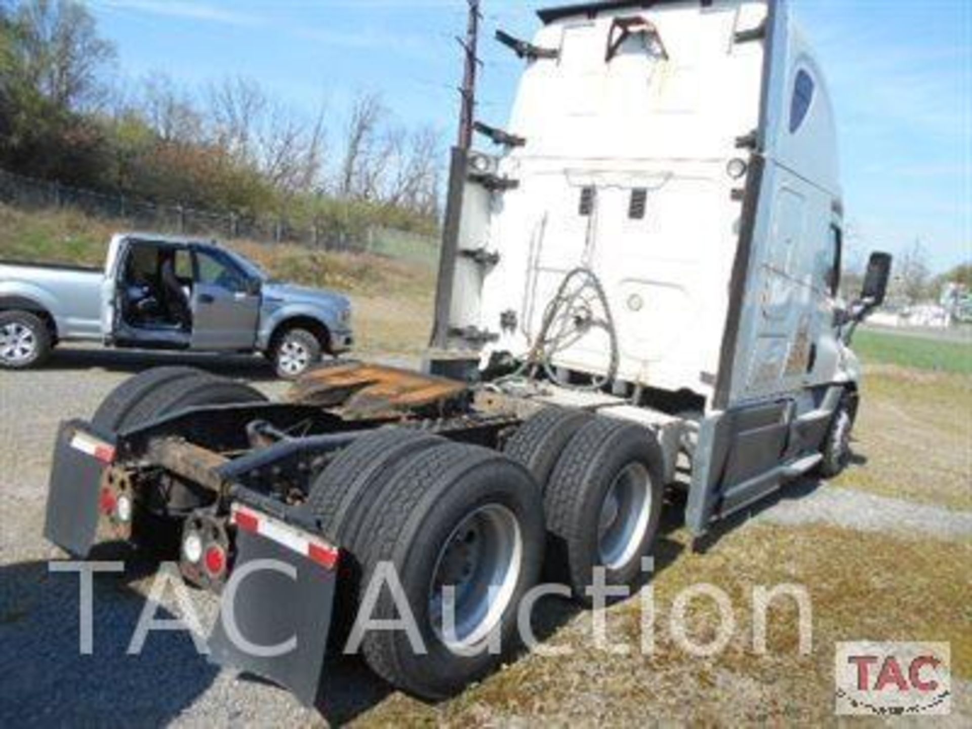 2014 Freightliner Cascadia Sleeper Truck - Image 8 of 126