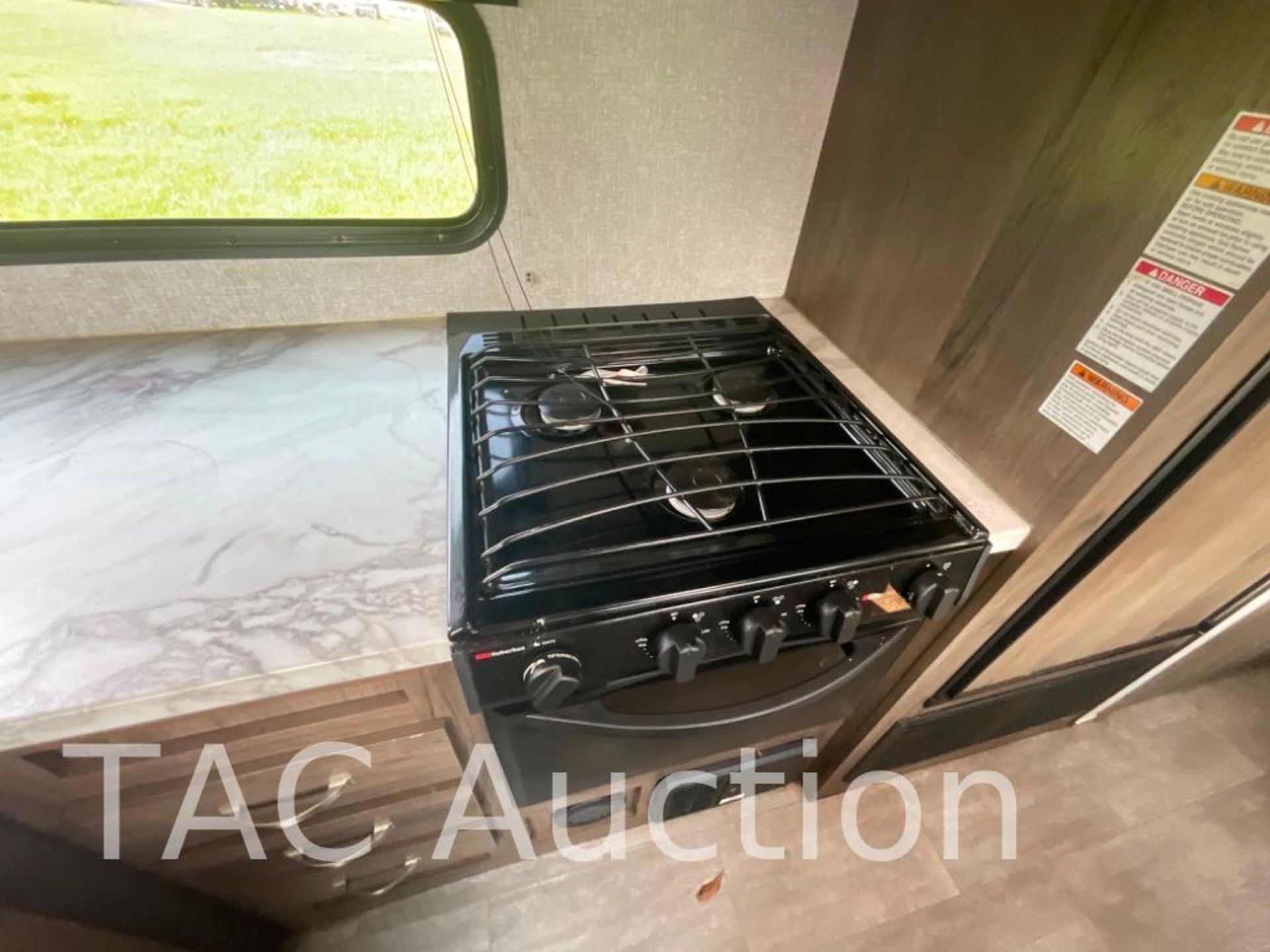 2021 Silver Lake by Forest River 27K2D 34ft Bumper Pull Camper - Image 17 of 33