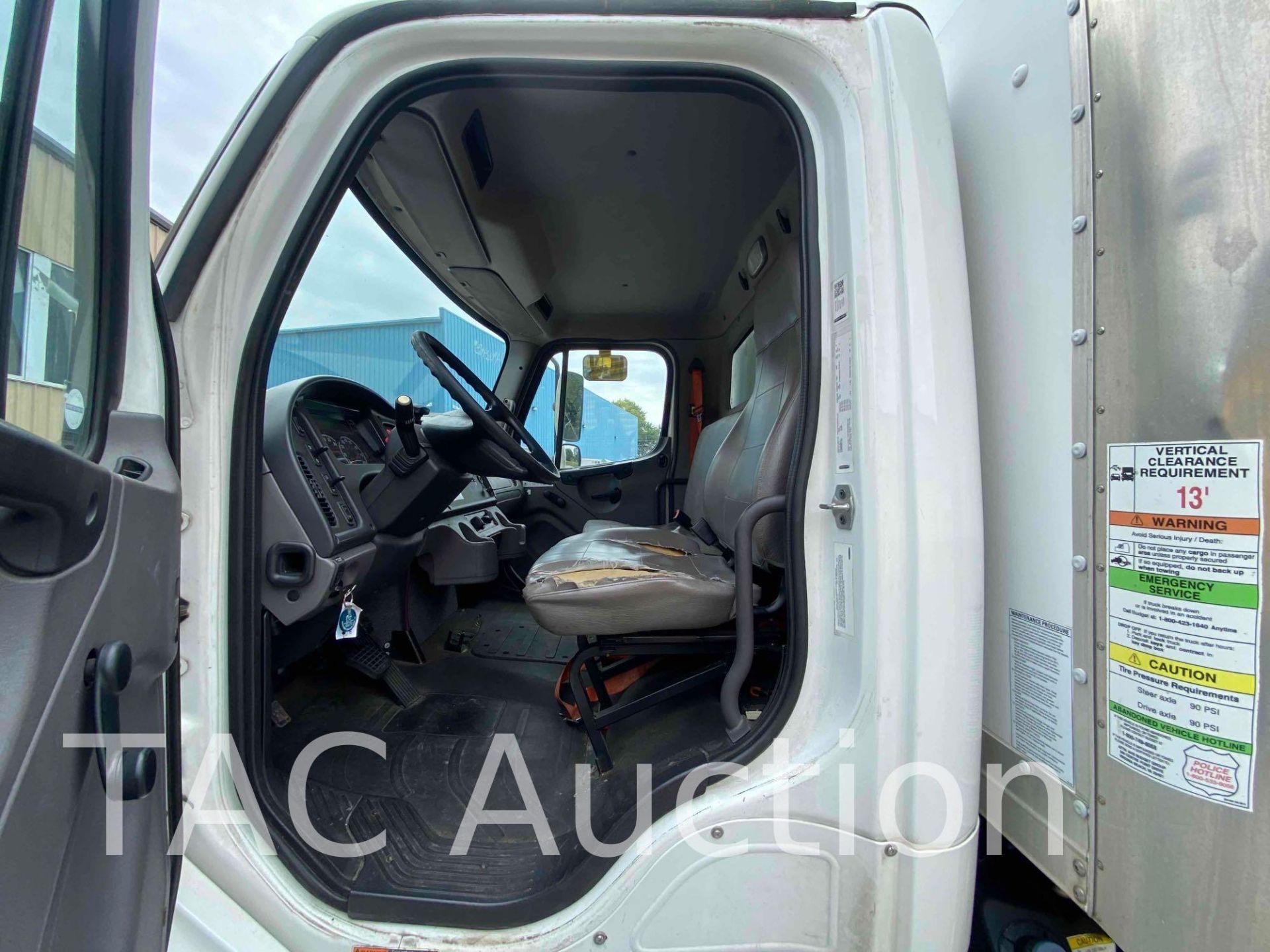 2016 Freightliner M2106 26ft Box Truck - Image 10 of 57