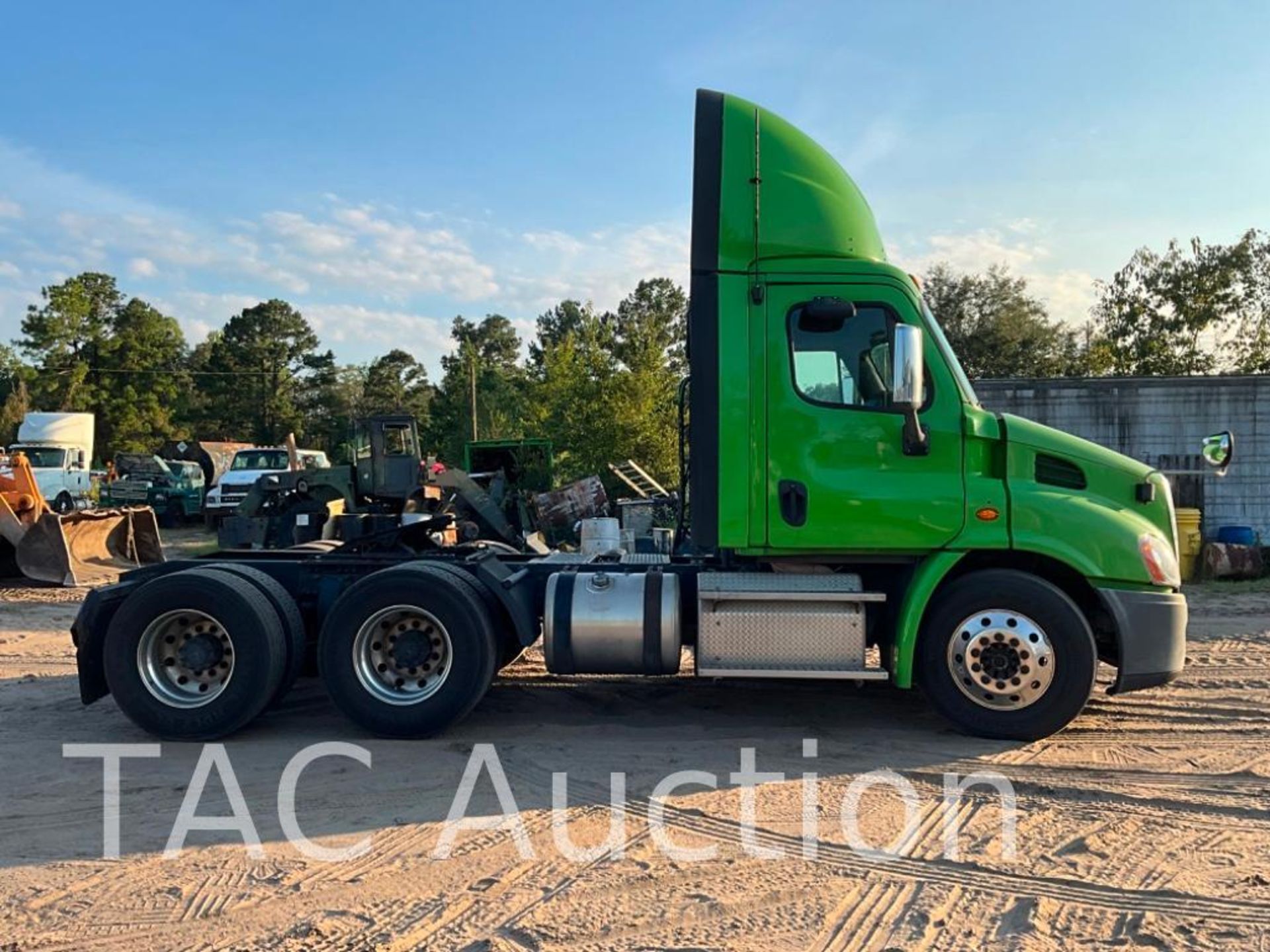 2017 Freightliner Cascadia Day Cab - Image 13 of 114