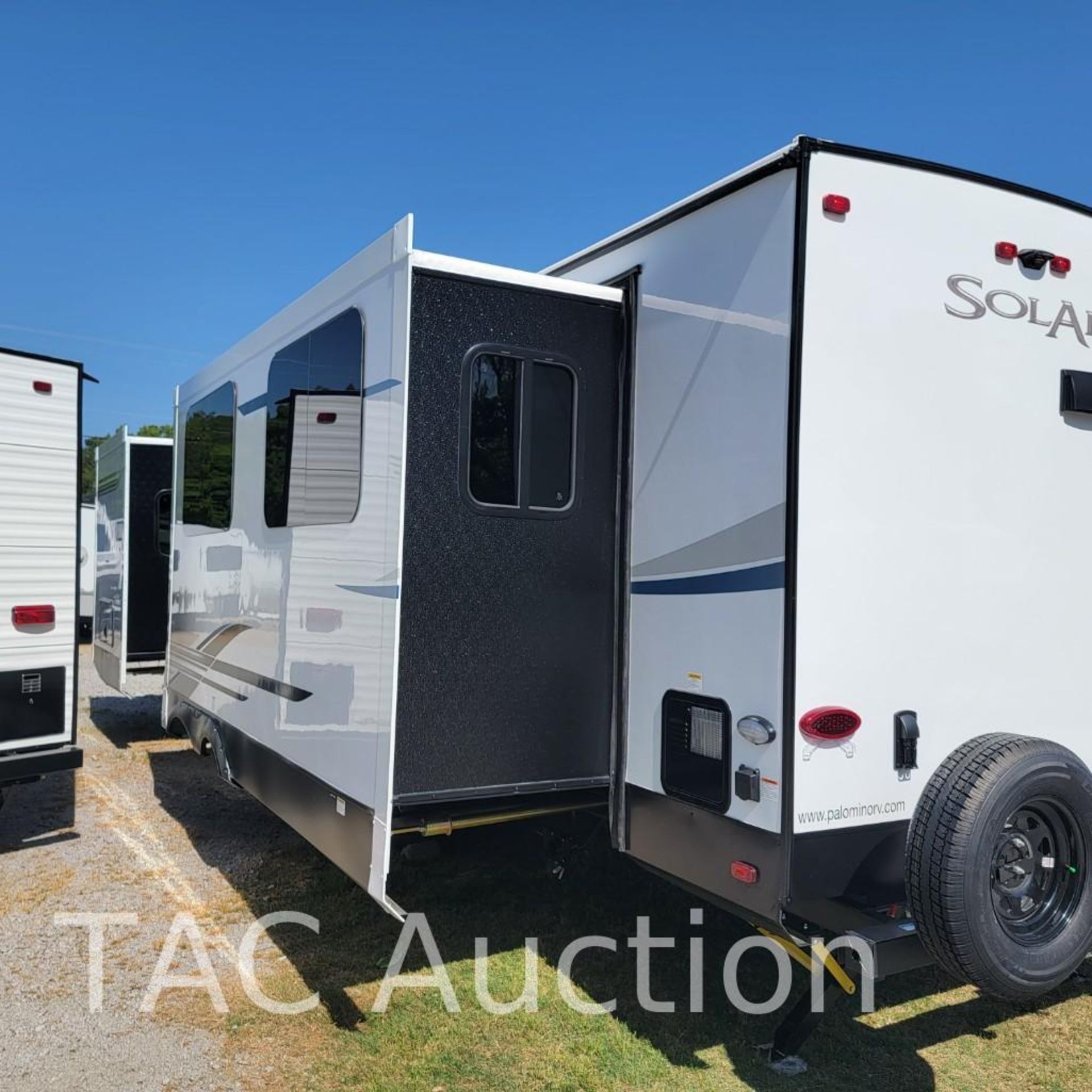 New 2022 Palomino Solaire 304RKDS Bumper Pull Camper - Image 5 of 19