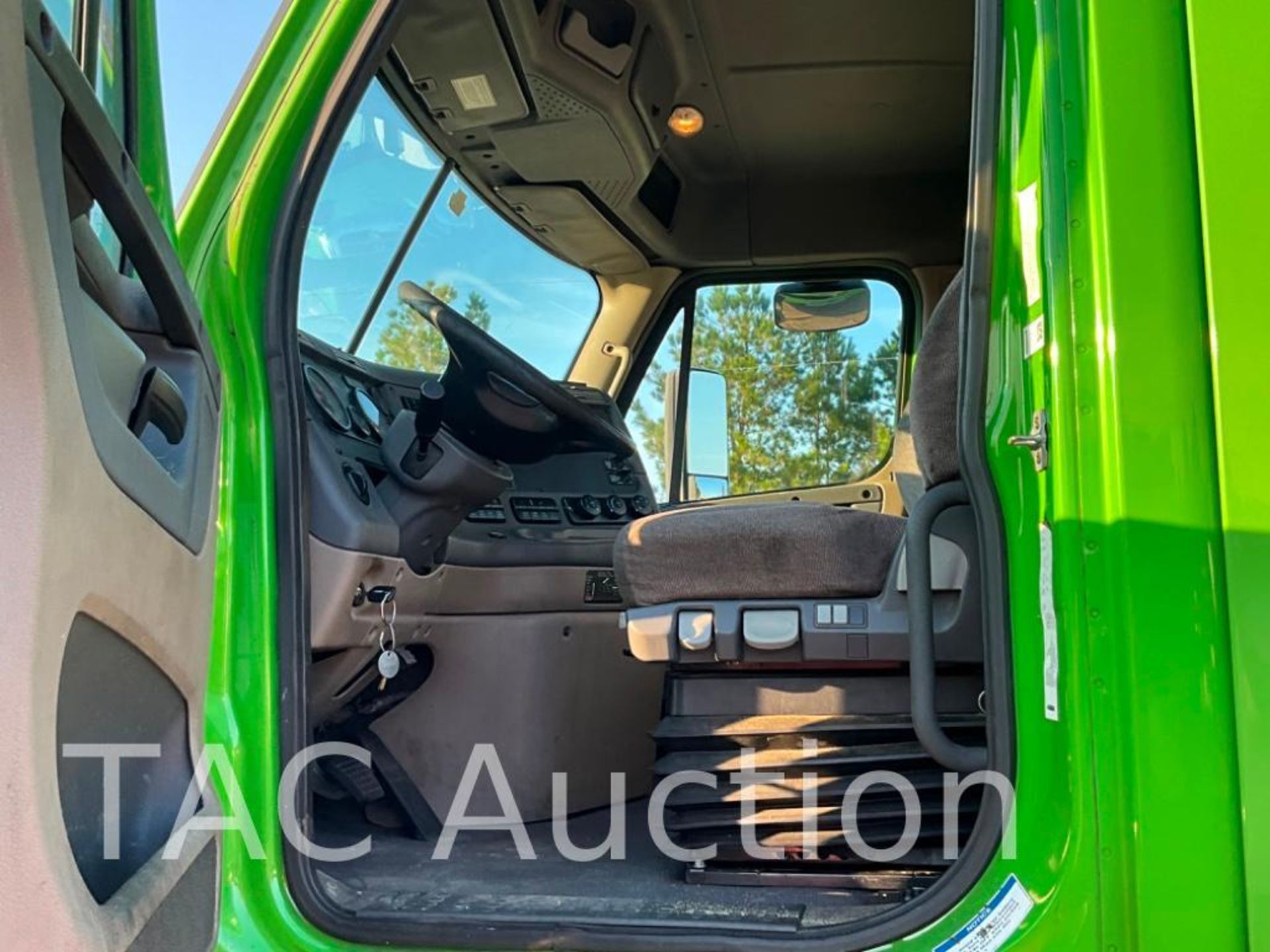 2017 Freightliner Cascadia Day Cab - Image 23 of 114