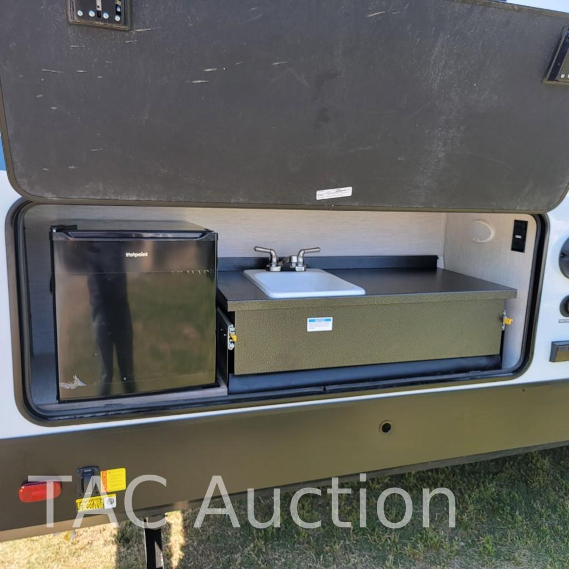 New 2022 Palomino Solaire 304RKDS Bumper Pull Camper - Image 6 of 19