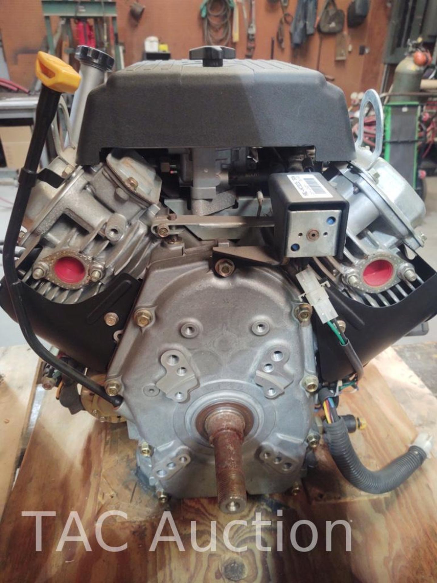 New ONAN Performer P2206 16HP Gas Engine - Image 2 of 4