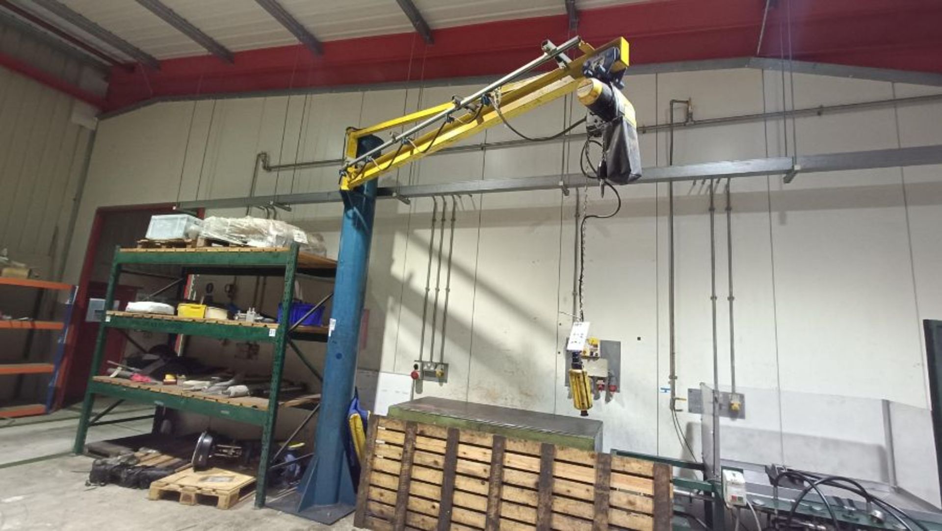 Unnamed floor standing swivel jib crane (Test Shop) - Image 2 of 6